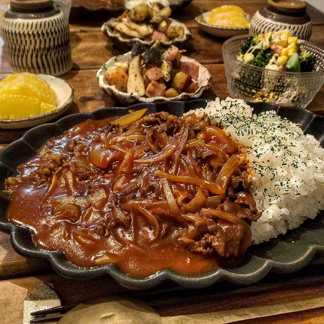 meeのインスタグラム：「おこんばんは😊  今日は随分前から息子リクエスト入っておりました、ハヤシライスで夜ご飯🍚🍴 ＊ハヤシライス ＊ジャーマンポテト ＊ブロッコリーカニかまサラダ ＊八朔  食べる前から、ハヤシライスおかわりあり❓️😁って聞いてくる息子😅 やっぱり中学生の食欲ハンパねぇー😂😂 では、いただきます😋」