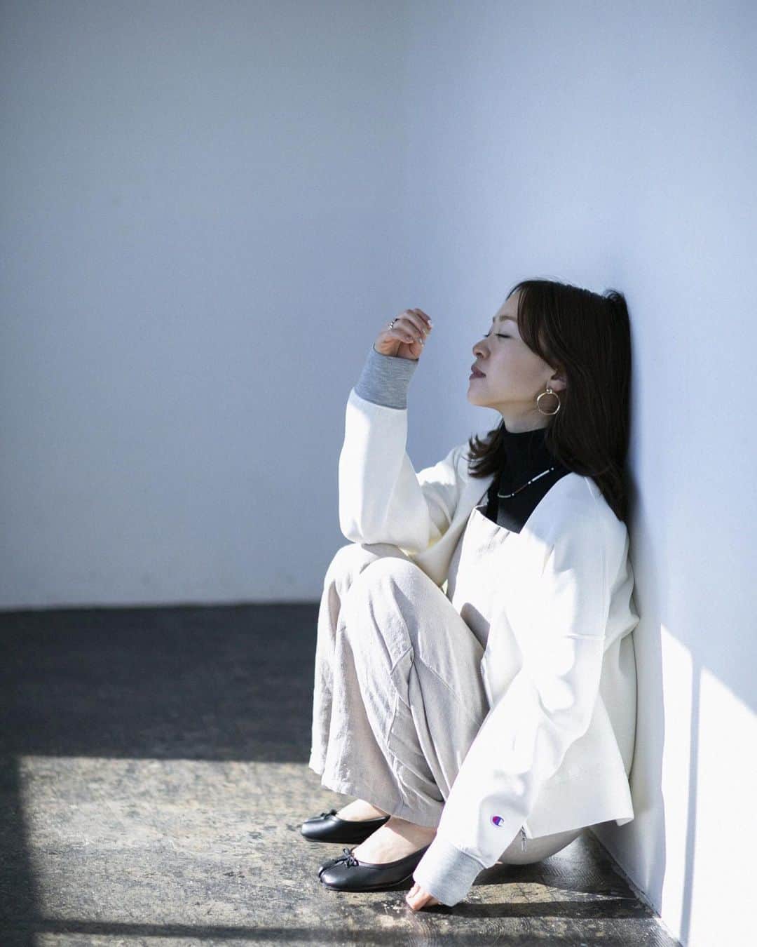 野尻美穂のインスタグラム：「アップしたよー！ お待たせしてごめんなさい🥺🙏 私のプロフィールにもリンク貼りました✏️ 今回は合わせで私物の古着を使ってます☺️（ナノさんのアイテムもあります） 昨日の投稿やライブ配信も沢山コメントありがとうございます☺️ #mihonano #すでにオーダーしてくれた方ありがとうございます😭💛 詳しいお問い合わせは私だと正確に答えられないので @nanouniverse_official さんまでお願いします🥺」