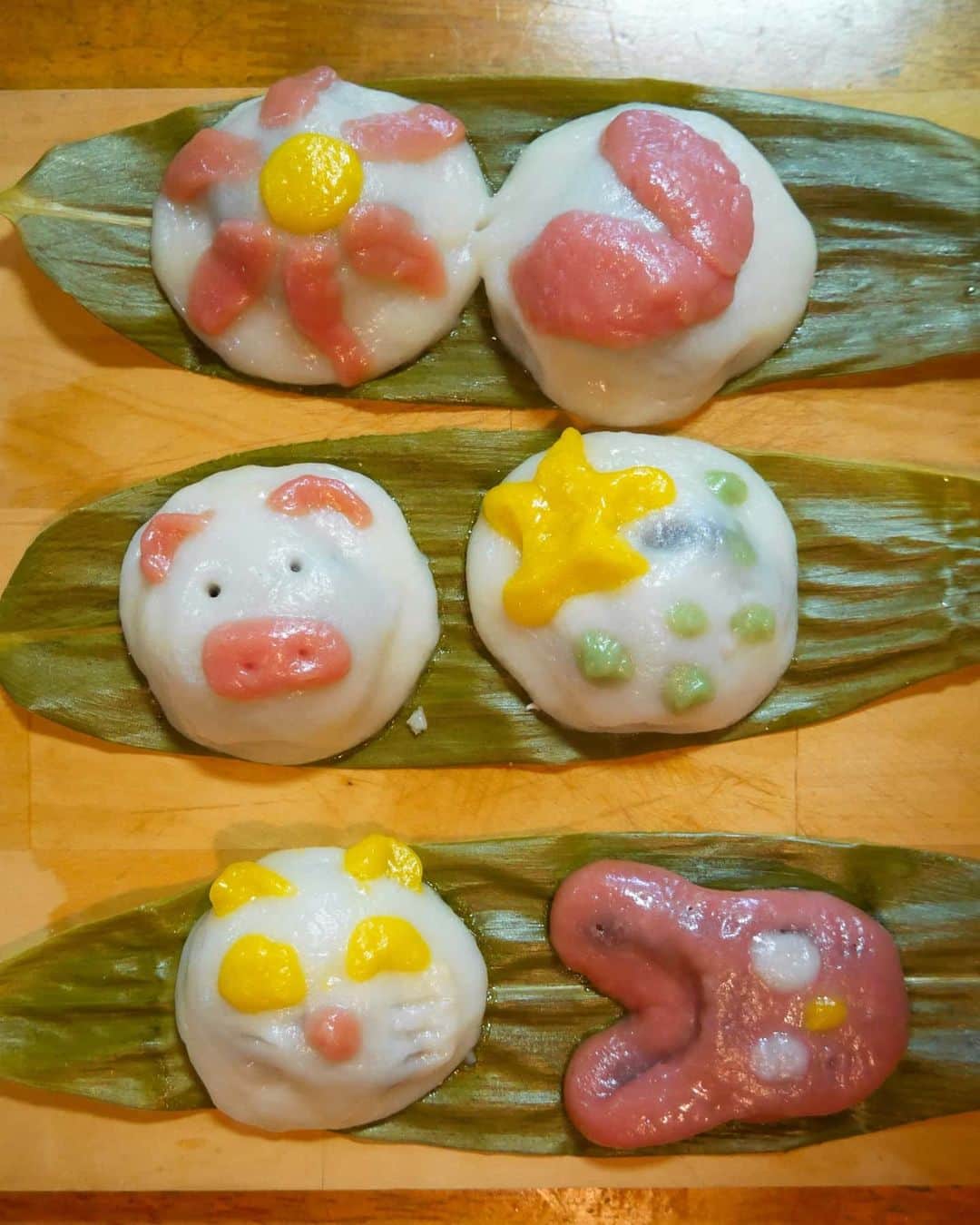 芳美リンさんのインスタグラム写真 - (芳美リンInstagram)「初めての秋田県👏﻿ ﻿ さといこアンバサダー　として、﻿ 農家体験に行ってきました✨﻿ ﻿ 自分で作ったきりたんぽの味は格別☺﻿ ささっぽ餅というのも作りもしました！﻿ 奥様が丁寧に教えてくれました👏﻿ ﻿ ﻿ 一番上手にできたのは豚さん🐷﻿ ﻿ ウサギさんは形をアレンジしたのが我ながら独創的でお気に入り。﻿ ﻿ 猫はひどい。😺（笑） ﻿ ﻿ さといこは、﻿ ふるさと納税しながら旅ができるという、画期的なシステム👏﻿ 旅好きには最高ですね。﻿ ﻿ おかげで念願の秋田に行けました♥﻿ ﻿ 都道府県制覇まであと三県☺﻿ ﻿ ﻿ ﻿ @satoiko_roots﻿ #さといこ#さといこアンバサダー﻿ #ふるさと納税で日本中を旅しよう ﻿ #ふるさと納税 ﻿ #秋田#農家の宿星雪館#農家体験﻿ #体験特化型ふるさと納税サービス　﻿ #週末は一生の思い出をふるさと納税#ROOTs﻿  #きりたんぽ#ささっぽ餅 ﻿ #akita#japantrip﻿ #旅したくなるフォト #japantrip #旅行 #travelstagram #旅人 #lynn_trip #旅 #travelme #travel #trip #traveler #トラベラー ﻿ #旅好きな人と繋がりたい﻿ #travelholics﻿ ﻿」2月7日 18時39分 - lynn.lynn5