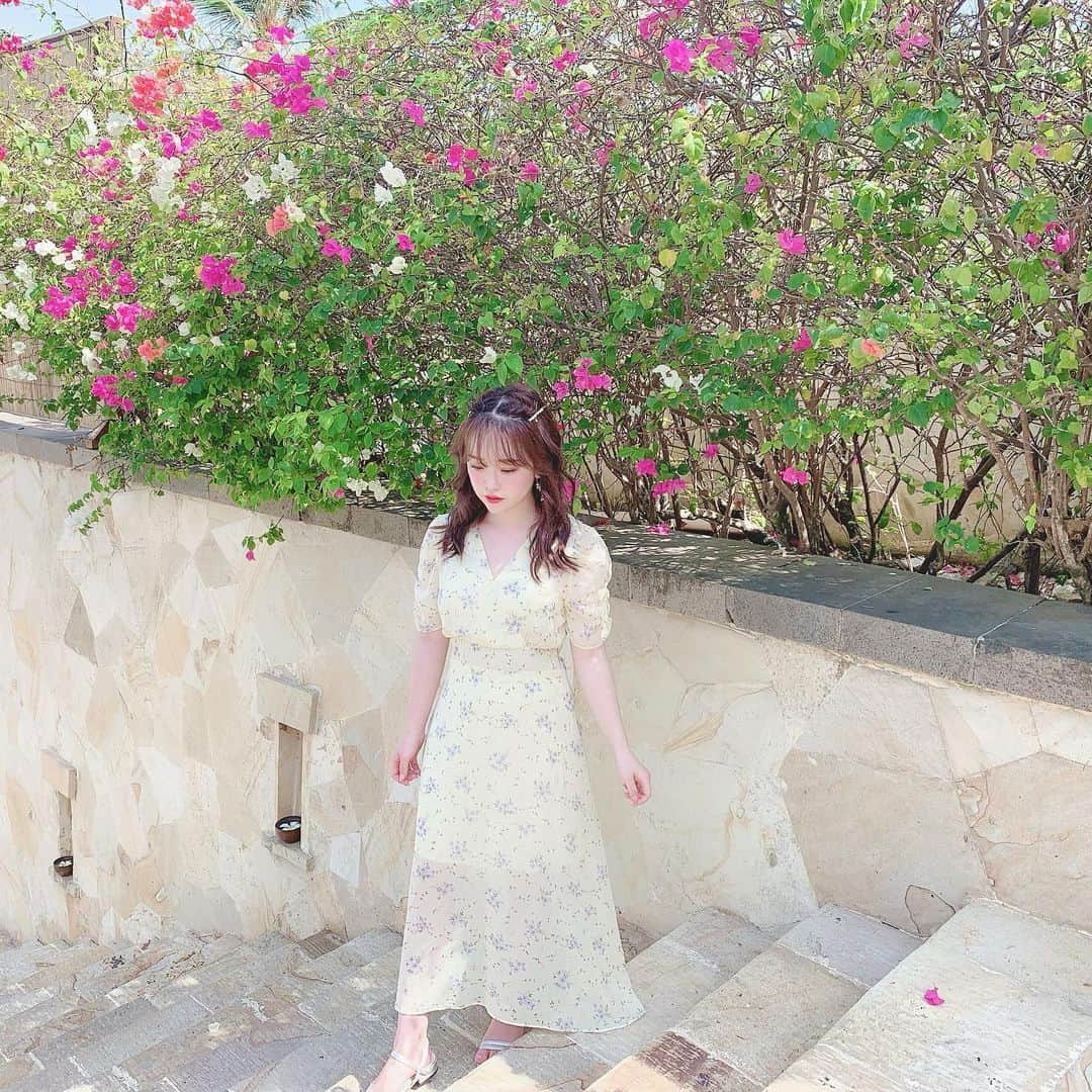 空山菜摘さんのインスタグラム写真 - (空山菜摘Instagram)「♡ 🌸🌼🌸🌼 . . お気に入りのワンピースは韓国 #弘大 の 「SUN FLOWER」っていうお店で買った プチプラ服＼(^o^)／❣️ 最近はミニ丈着ることめっちゃ減った😳 サンダルは #東大門靴卸売市場 で ヘアピンは #東大門総合市場 ピアスは #nyunyu あるあるの全身韓国服Dayでした😂 . . . . . #バリ島旅行 #バリ旅行 #雑貨屋さん #バリ島観光 #アヤナリゾート #ジンバラン #韓国ファッション #韓国服 #韓国購入品 #ビーチリゾート #クタ #バリ旅行 #サンセット  #バリ島 #海外旅行 #旅行大好き #女子旅 #タビジョ #旅行好きな人と繋がりたい #ソラtrip  #リゾートホテル #genic_bali #tabijyomap_bali #学生旅行 #セブ島旅行 #ソラコーデ」2月7日 18時37分 - natsumi_sorayama