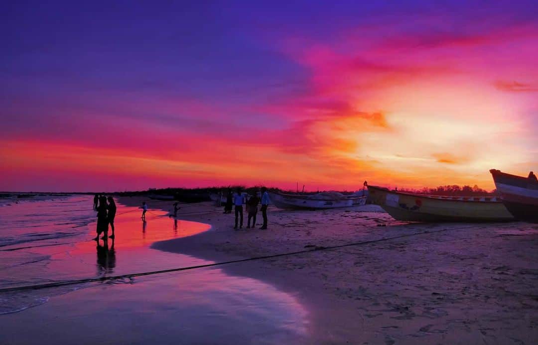 Nikonのインスタグラム：「I wonder how nature learnt the art of painting, it never failed to amaze me & I never fail to fall in love with it all over again. Happened to gaze this priceless view in the pearl city of Tamilnadu, Thoothukudi. #shotononeplus #chennaiponnu #thoothukudi #nature #sky #sea」