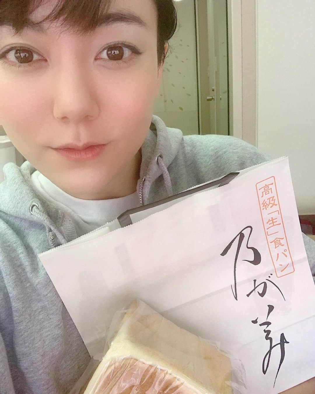 鈴木杏さんのインスタグラム写真 - (鈴木杏Instagram)「「キレイ」が終わってひと息ついて、なんかぼーっとしていると、カスミさんって本当にケガレのことが好きだったのねぇと思う。いいともだちに出逢えて本当によかったね、カスミさん😌写真を見返すと楽しそうな写真ばかり。あと美味しそうな写真ばかり(笑)なので美味しそうな写真をあげます(笑)事あるごとに橋本じゅんさんが入れてくださる「乃が美」さんの生食パン、そして大阪公演はキョードー大阪さん、サンライズプロモーション大阪さんが毎日おいしい差し入れを入れてくださって(写真はほんの一部です)、楽屋に入るたびに「わーー！」と騒いでおりました🤣🤣🤣シアターBRAVA!さんの復活も待ち遠しい🌈🥺🌈東京に戻ってきたので、しばらくおとなしく自炊(ちなみに昨日今日はキムチ鍋)します😂❤️#乃が美#乃が美はなれ京都店#とん蝶#嶋屋#あべのポテト#ヤマト#柿の葉すし#田村みかん#豪華な差し入れ#キョードー大阪#サンライズプロモーション大阪」2月7日 18時39分 - anne.suzuki.official