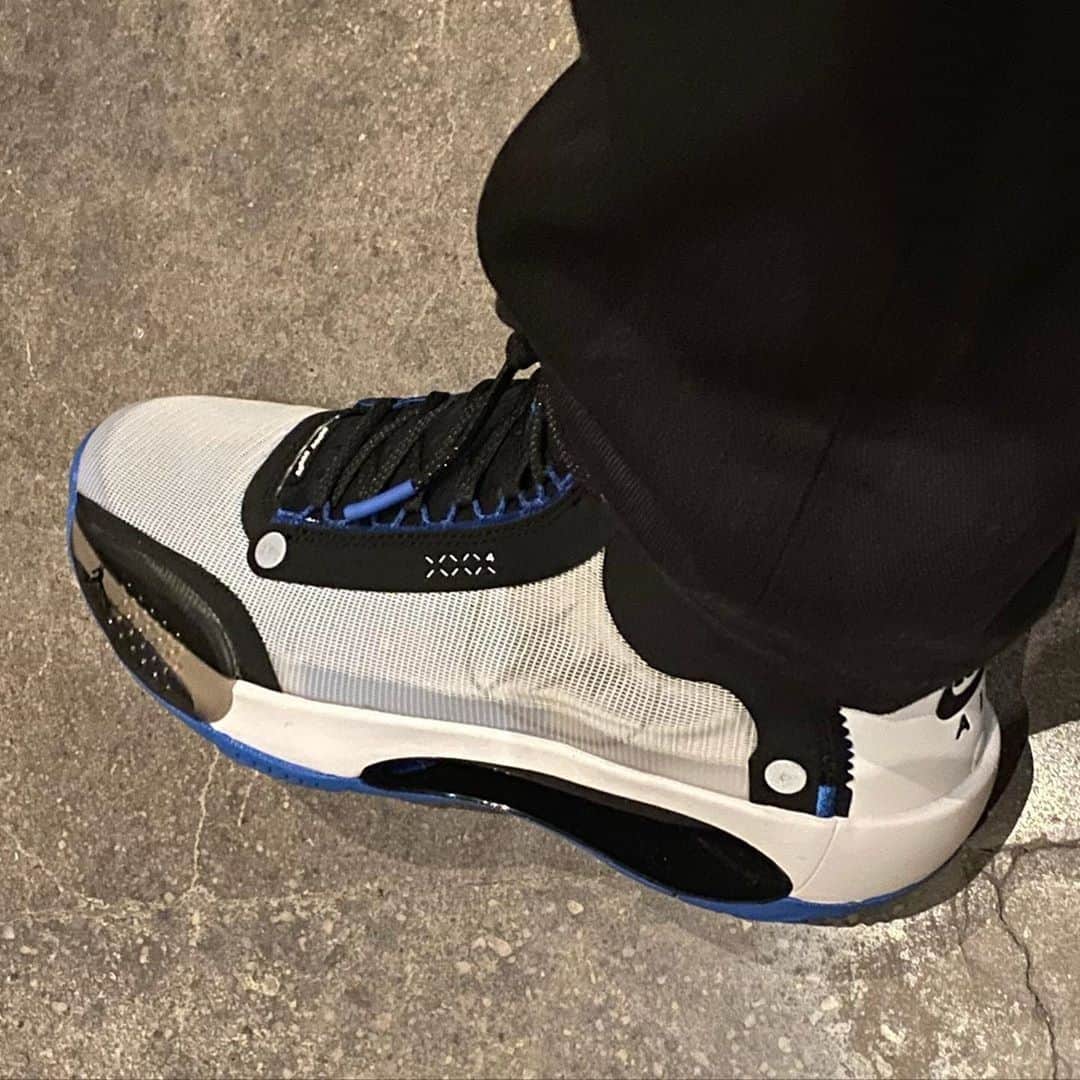 HYPEBEASTさんのインスタグラム写真 - (HYPEBEASTInstagram)「@hypebeastkicks: @fujiwarahiroshi has revealed a fragment design x Air Jordan 34. Dressed in the white, black, and blue palette, the upper on the designer exclusive has been subtly marked with the fragment lightning bold logo and accented by black detailing elements. Elevating the shoe is a molded TPU Eclipse plate and Zoom Air cushioning assisted midsole paired with a translucent icey herringbone traction rubber outsole.⁠ Photo: Hiroshi Fujiwara」2月7日 18時45分 - hypebeast