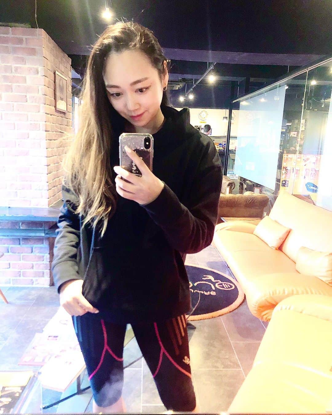 石田美奈子のインスタグラム：「ᴡᴏʀᴋᴏᴜᴛ💪 . 昨日のジムは筋肉トークしているマッチョなお兄さんがたくさん😆 意識高い皆さんのお話をこそっと聞いて、自分の意識も高められた日♡笑 . 少しでも#トレーニング 効率を高めたくて、“THE WARP by ennerre マッスルメーカー1.5”を着用✨ . 以前にも何度か紹介していますが、通常のトレーニングの1.5倍の負荷をかけることができる#コンプレッションウェア です🔥✨ 1枚でも着用できるし、インナーとしても着用できます♫ 私は下は1枚で履いて、上はインナーとして使うことが多いかな☺︎ #筋トレ 翌日の筋肉痛がいい感じです( •̀ .̫ •́ )✧ → @thewarpbyennerre . 年齢のせいか、以前より体重が減りづらくなっている気が… いつまでも#正月太り と言ってられないし、早く戻さなきゃ！ . 💪 → #minako_workout . #workout #gym #training  #thewarpbyennerre #ザワープバイエネーレ #マッスルメーカー#ワークアウト女子 #トレーニング女子 #シェイプアップ #筋トレ女子 #ダイエット」