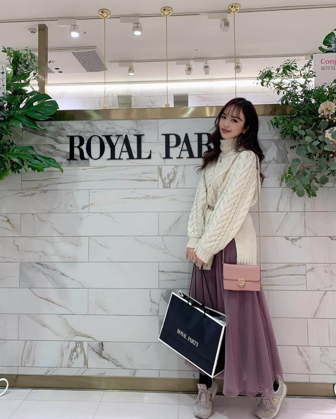 板橋瑠美さんのインスタグラム写真 - (板橋瑠美Instagram)「ROYAL PARTY Open♡﻿ ﻿ ﻿ 大好きなロイパが、109の一階から、二階へお引越し✨✨﻿ すごい広くなってたー💕﻿ ﻿ ﻿ なんとなんとーー❣️﻿ Rumi インスタ割がありますよー！！！！﻿ ﻿ ﻿ 『このインスタを見た！』とレジで言う美人さんには2/16土曜日まで限定❤️ 全員がなんとーーーーーー！✨✨✨✨﻿ ﻿ ﻿ 【新作も❤️会計から20%OFFーーー❗️💜】﻿ ﻿ ﻿ やばー💕﻿ ロイパ様、太っ腹すぎる💕﻿ ﻿ ﻿ ﻿ ﻿ ﻿ めーっちゃ可愛い新作のセットアップあったよ😍﻿ ﻿ 近々着るの予定なのでアップしますね！♡﻿ ﻿ ﻿ ﻿ ﻿ 109二階へ急げー❤️﻿ ﻿ ﻿ ﻿ #ROYALPARTY」2月7日 18時57分 - rumi_official_0616