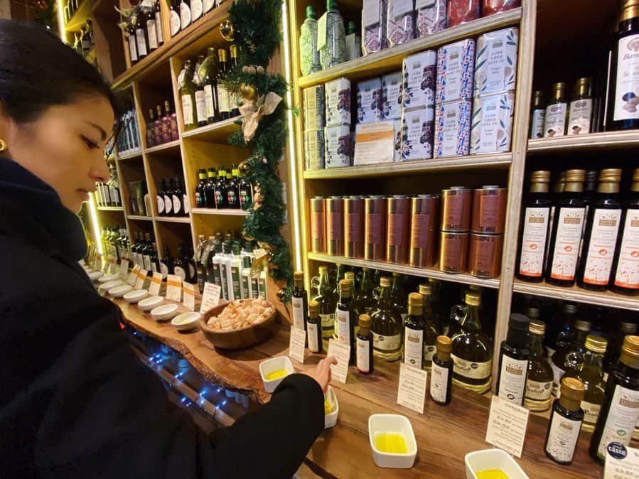 岩崎裕美さんのインスタグラム写真 - (岩崎裕美Instagram)「. 📍borough market / London 🇬🇧 . ストーリーズでは韓国にいてるのに投稿はロンドン。 . 1枚目がひとみん一推しのチーズ屋さん🧀 感動的な美味しさ。 . マーケットでお土産にトリュフオイル購入。 . そして4枚目は、思っていたより地味だった ロンドンブリッジと絵になる建物たち。 ＿＿＿＿＿＿＿＿＿＿＿＿＿＿＿＿＿＿＿＿＿＿＿＿＿ #broughmarket #uk #england #london #towerbridge #trip #travel #british #christmas #christmastree #英国 #ロンドン #ロンドン旅行 #イギリス #イギリス旅行 #旅行 #バラマーケット #市場 #チーズ」2月7日 18時50分 - hiromi_iwasaki