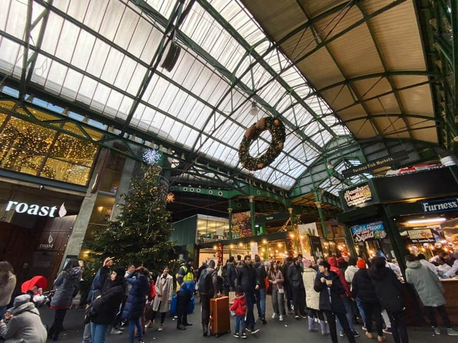 岩崎裕美さんのインスタグラム写真 - (岩崎裕美Instagram)「. 📍borough market / London 🇬🇧 . ストーリーズでは韓国にいてるのに投稿はロンドン。 . 1枚目がひとみん一推しのチーズ屋さん🧀 感動的な美味しさ。 . マーケットでお土産にトリュフオイル購入。 . そして4枚目は、思っていたより地味だった ロンドンブリッジと絵になる建物たち。 ＿＿＿＿＿＿＿＿＿＿＿＿＿＿＿＿＿＿＿＿＿＿＿＿＿ #broughmarket #uk #england #london #towerbridge #trip #travel #british #christmas #christmastree #英国 #ロンドン #ロンドン旅行 #イギリス #イギリス旅行 #旅行 #バラマーケット #市場 #チーズ」2月7日 18時50分 - hiromi_iwasaki