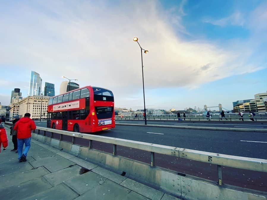 岩崎裕美さんのインスタグラム写真 - (岩崎裕美Instagram)「. 📍borough market / London 🇬🇧 . ストーリーズでは韓国にいてるのに投稿はロンドン。 . 1枚目がひとみん一推しのチーズ屋さん🧀 感動的な美味しさ。 . マーケットでお土産にトリュフオイル購入。 . そして4枚目は、思っていたより地味だった ロンドンブリッジと絵になる建物たち。 ＿＿＿＿＿＿＿＿＿＿＿＿＿＿＿＿＿＿＿＿＿＿＿＿＿ #broughmarket #uk #england #london #towerbridge #trip #travel #british #christmas #christmastree #英国 #ロンドン #ロンドン旅行 #イギリス #イギリス旅行 #旅行 #バラマーケット #市場 #チーズ」2月7日 18時50分 - hiromi_iwasaki