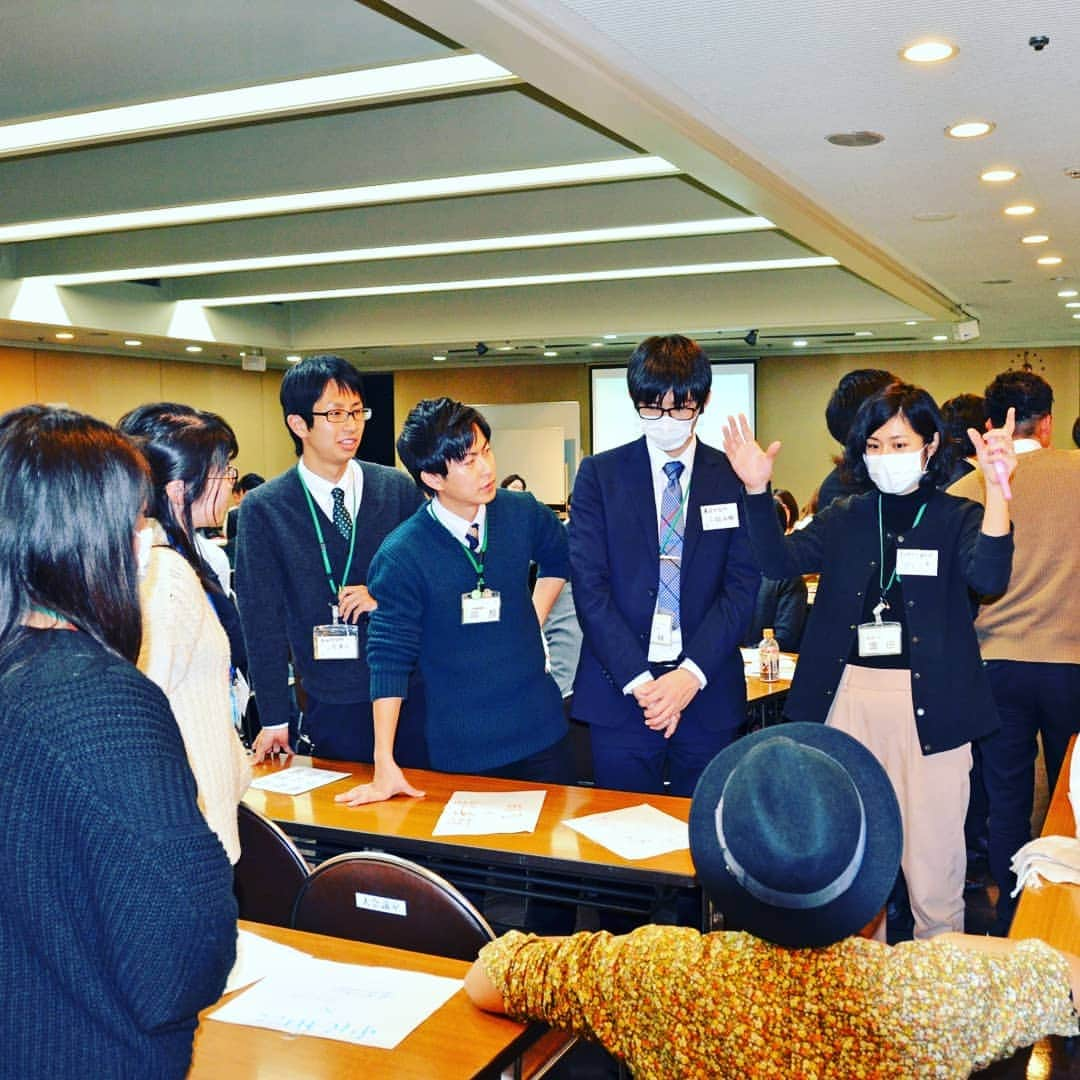 島田市さんのインスタグラム写真 - (島田市Instagram)「しるっ茶しまだ「実現可能なアイデアを生む」ワークショップの開催  2月5日、シティプロモーション島田市緑茶化計画の一環で「トコナツ歩兵団」団長の渡部祐介さんが講師を務め、市内企業7団体（島田市役所、島田警察署、島田市民病院、中部電力、島田掛川信用金庫、島田商工会議所、テクノサイト）で構成する「しるっ茶しまだ」の若手職員約60人に「実現可能なアイデアを生むワークショップ」を開催。ブレイクタイムには、JAおおいがわによる「島田市の美味しいお茶の淹れ方教室」も行われ、緑茶の淹れ方を学び親睦を深めました。  受講者はアイデアノック、アイデアの組み合わせ・差別化などを考え、各社で「緑茶のみの自動販売機」「日本初の病院食カフェ」「緑茶化アイドルユニット」「警察官YouTuber」などの企画を発表・共有しました。 アイデアの実現に期待するとともに市民参加型シティプロモーションを推進していきます。  #しるっ茶しまだ #トコナツ歩兵団 #島田市緑茶化計画 #実現可能 #アイデア #島田市役所 #島田警察署 #島田市民病院 #中部電力 #島田掛川信用金庫 #島田商工会議所 #テクノサイト #JAおおいがわ #島田市」2月7日 18時52分 - shimadacity_shizuoka_official