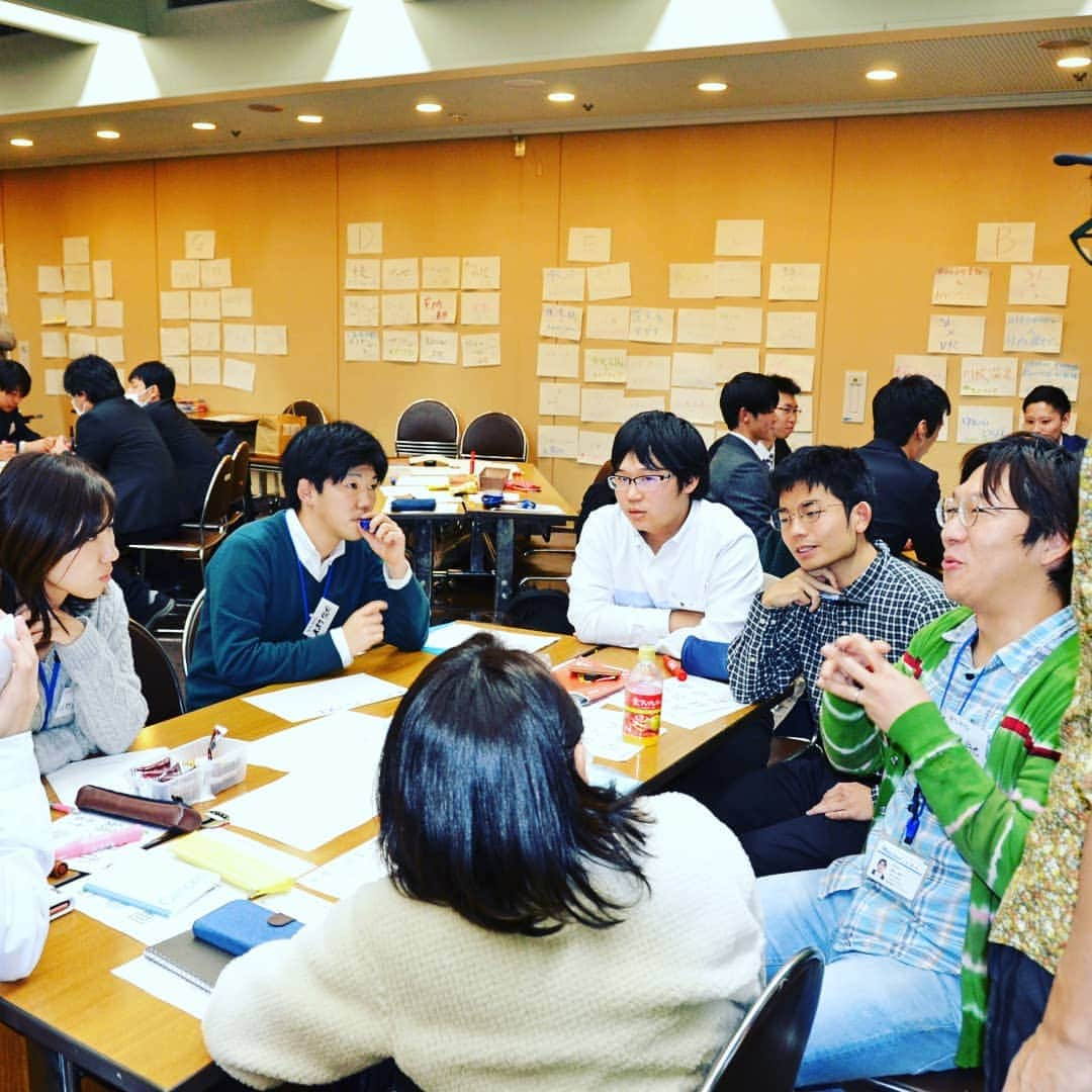 島田市さんのインスタグラム写真 - (島田市Instagram)「しるっ茶しまだ「実現可能なアイデアを生む」ワークショップの開催  2月5日、シティプロモーション島田市緑茶化計画の一環で「トコナツ歩兵団」団長の渡部祐介さんが講師を務め、市内企業7団体（島田市役所、島田警察署、島田市民病院、中部電力、島田掛川信用金庫、島田商工会議所、テクノサイト）で構成する「しるっ茶しまだ」の若手職員約60人に「実現可能なアイデアを生むワークショップ」を開催。ブレイクタイムには、JAおおいがわによる「島田市の美味しいお茶の淹れ方教室」も行われ、緑茶の淹れ方を学び親睦を深めました。  受講者はアイデアノック、アイデアの組み合わせ・差別化などを考え、各社で「緑茶のみの自動販売機」「日本初の病院食カフェ」「緑茶化アイドルユニット」「警察官YouTuber」などの企画を発表・共有しました。 アイデアの実現に期待するとともに市民参加型シティプロモーションを推進していきます。  #しるっ茶しまだ #トコナツ歩兵団 #島田市緑茶化計画 #実現可能 #アイデア #島田市役所 #島田警察署 #島田市民病院 #中部電力 #島田掛川信用金庫 #島田商工会議所 #テクノサイト #JAおおいがわ #島田市」2月7日 18時52分 - shimadacity_shizuoka_official