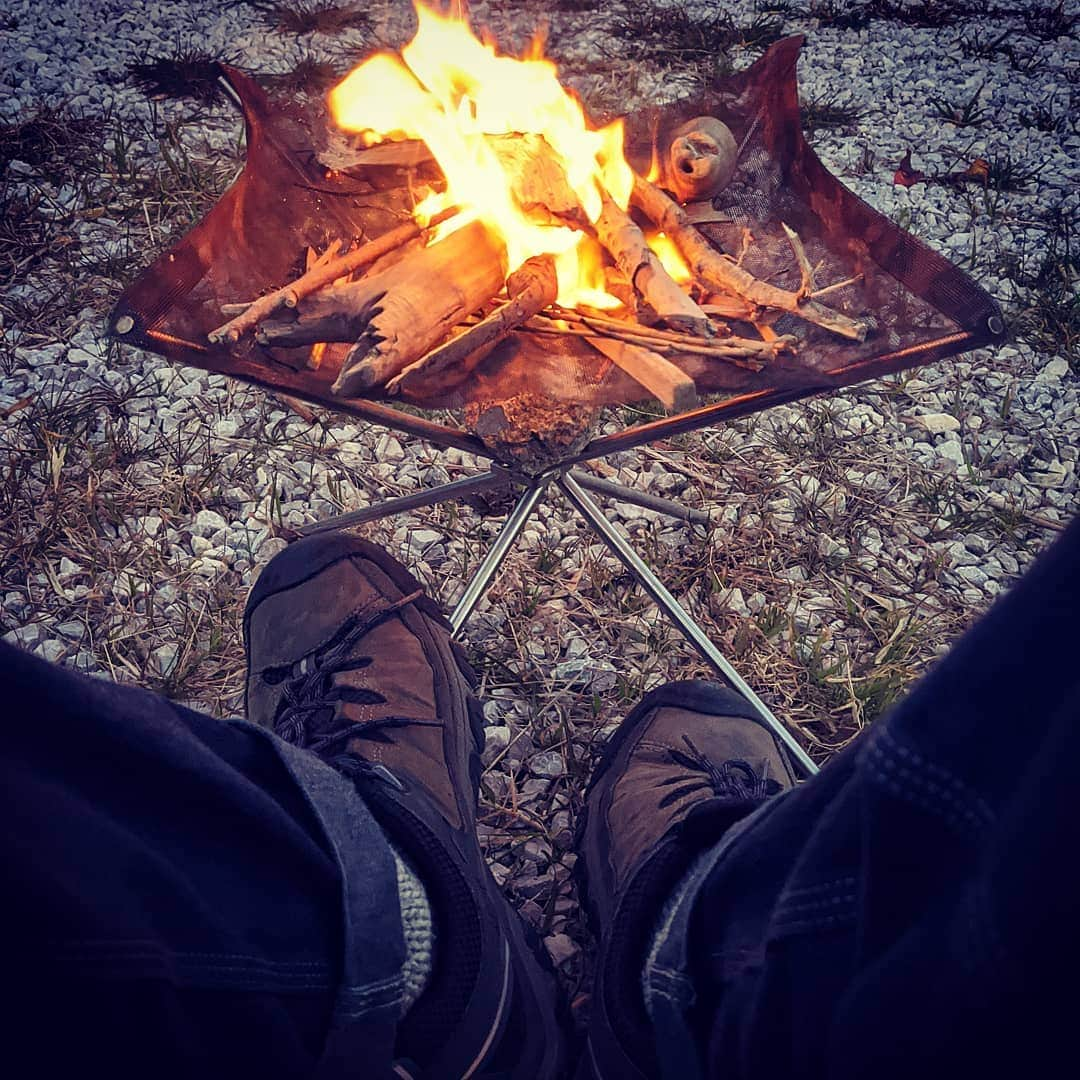 山下晃和さんのインスタグラム写真 - (山下晃和Instagram)「【CAMP&LOVE】Bonfire is so sweet.  It warms everything.  By the way,Bonfire is "Takibi" in Japanese.  My shoes name is KEEN TARGHEE. Pronunciation is a little bit similar.  Hehehe... #waterproof #keendry #grip #KEEN #KEENFOOTWEAR #keenambassador #KEENJAPAN  #targhee #ターギー #bonfire #camp #camptouring #キャンプ #winter #windyday  #cold #Japan #Chiba #fire #hike #bikeandcamp  #bonfirestand  #uniflame #carpenterpants #painterpants #lee #tripleneedlestitching #infielderdesign #triplestiching  #tripleneedle」2月7日 18時52分 - travel_akikazoo