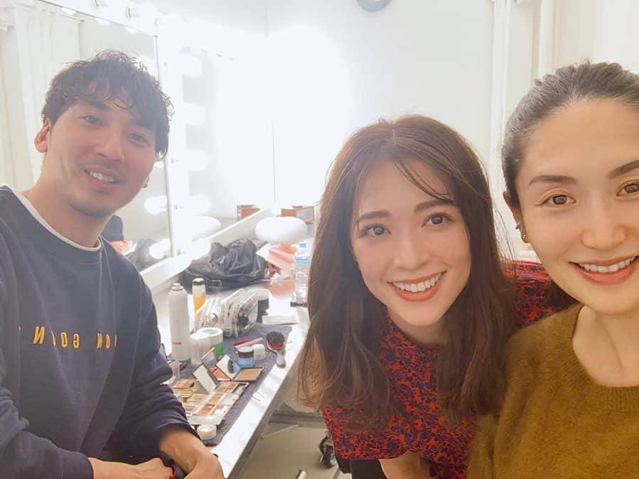 西山真以さんのインスタグラム写真 - (西山真以Instagram)「* 昨日の撮影でご一緒できた亀さんとメイクの桑野くん。 お二人とも何度かお仕事させてもらっていることもあり、とても和やかな現場でした。  12月末に出産したばかりで、もう仕事復帰しているパワフルな亀さん。 美しく、フワッと人を包み込んでくれる柔らかい空気を纏っている、憧れの女性です♡  二枚目は白布被って撮ってる姿が面白可愛いかった女性カメラマンの萩原さん。笑  連日色々なお仕事で充実した一週間でした🙏🏻✨ . #shooting」2月7日 18時56分 - mai0830