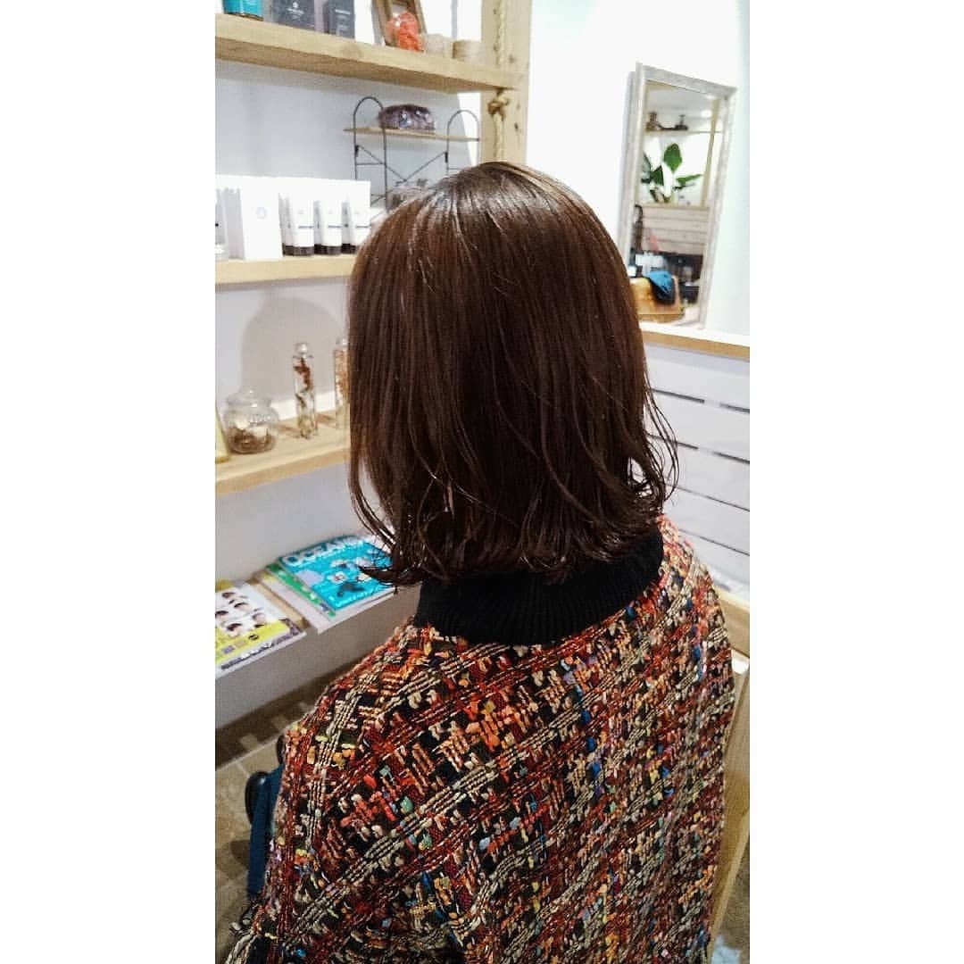 花陽みらさんのインスタグラム写真 - (花陽みらInstagram)「いえい！！髪の毛カット✂️✨してもらいましたぁ✨﻿久しぶりの肩上の長さ。﻿ えへへ！わぁーーい！！😆😆と﻿ 担当の小林さん(@k.kn.7 )に撮ってもらってたけど…💦💦﻿ 襟元→黒でわからない😭💨💨笑﻿ ﻿ 外はねアレンジをしたくて、この長さに😁。巻き方も教えてもらって！﻿ きっと…出来るはず😤✨﻿ ﻿ いつもありがとうございます！﻿ ﻿ 📷️lastのボサボサ髪がこう✨なりました😍﻿ (いいわけ→道に迷ったり、道に悩んだり…迷ったりしてたから😒)﻿ ﻿ #外はねアレンジ ﻿ #bice渋谷 #ビーチェ #hairsalon #メンテナンスデイ﻿」2月7日 19時06分 - miku_hanahi