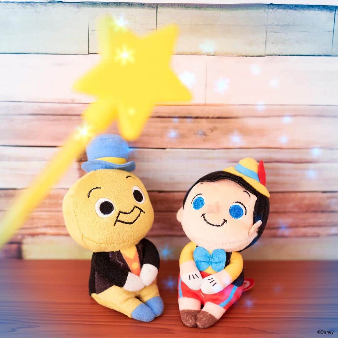 ちょっこりさん【公式】のインスタグラム：「#20200207 * 今日は『ピノキオ』のスクリーンデビューの日♡　 ブルー・フェアリーの魔法がかかっちゃった！？ * #ちょっこりさん #ディズニー#ディズニーグッズ #ぬい撮り#ぬいぐるみ #chokkorisan#disney #takaratomyarts #ぬいぐるみと撮り隊 #disney写真部 #ディズニーグッズ #ちょっこりさん好きな人とつながりたい  #ピノキオ」