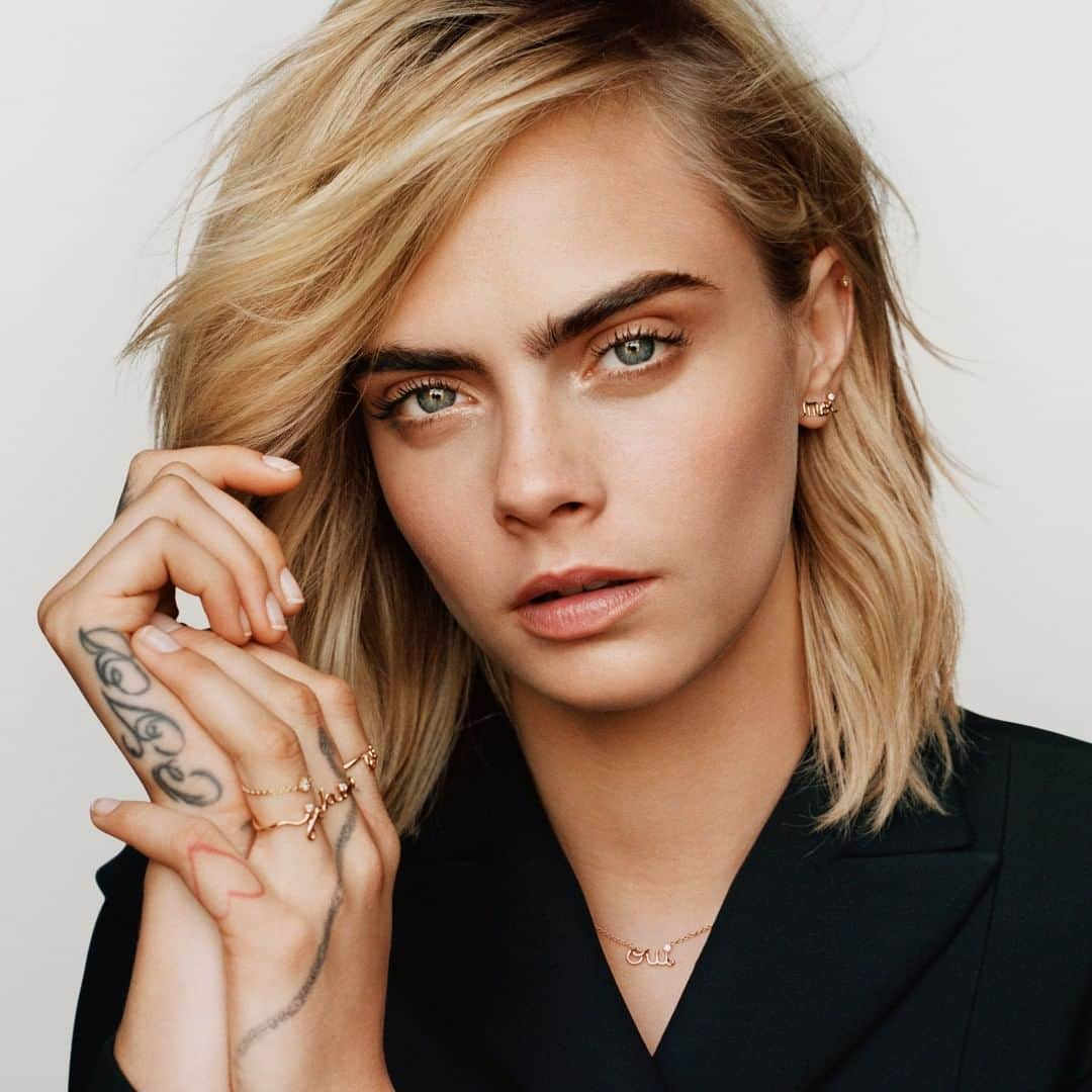 クリスチャンディオールさんのインスタグラム写真 - (クリスチャンディオールInstagram)「If wearing your heart on your sleeve seems like a cliché, how about following @CaraDelevingne's lead and wearing your passion with real attitude? The #DiorJoaillerie 'Oui' collection by @VictoiredeCastellane is not just destined for the woman who says yes to love, it’s also a perfect fit for the one who sets out to seize each day as it comes! © @AlasdairMcLellan」2月7日 19時00分 - dior