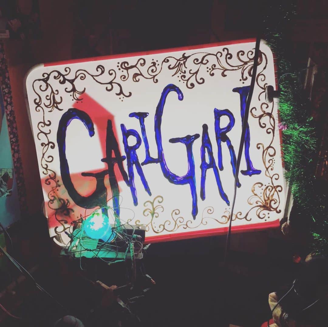 真崎ゆかのインスタグラム：「先日、BAR GARIGARIにお邪魔してきました。 うん、やっぱ可愛い。 まさにアンダーグラウンド。。 池ノ上駅降りてすぐ、この地下に潜り込むわけです。 アングラなレトロ感がたまらん。 ・ 上演中はお酒も召し上がっていただけます🍹 上演時間は約60分、途中お手洗いは行けなくなりますので、先にお済ませください🙏 ・ 皆さんのご来場、心よりお待ちしております♡ ・ 2020.2.13(木)〜2.16(日) ご予約はアカウントTOPページからお願いします💁‍♀️ ・ #PUNKBANK #PUNKBANK第五回公演 #側 #bargarigari #池ノ上 #女4人芝居 #秋草瑠衣子 #末冨真由 #土肥麻衣子 #真崎ゆか #本番まで1週間切りました」