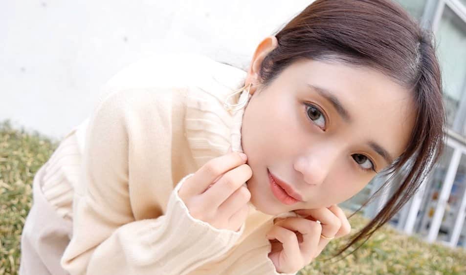 森ニーナのインスタグラム：「【youtube】 今夜の動画は！ fifthにて大量購入したので購入品紹介です❣️ もう春きた？てくらい暖かい日もあれば、いやいや急な極寒再びですか！みたいな日々も多くまだまだ真っ先に家でぬくぬくしたい時期ですよね😣  動画の内容は１万円以下で購入できるお洒落なのにしっかり防寒してくれるアウターや、プチプラなのにこれを着ければ高見えwするピアスなどを紹介してます！😍🌱❤️ それ以外でのお得だった話といえば、私は今回タイムセールで買いました！ 、、結構頻繁に開催されてるので、狙って買うのがおすすめです😏w💓 動画で全身コーデ観れるので是非チェックしてみてください🥰  #fifth #全身コーデ #服 #youtube #youtuber #冬服 #春服 #紹介 #アウター #ニット #ピアス」