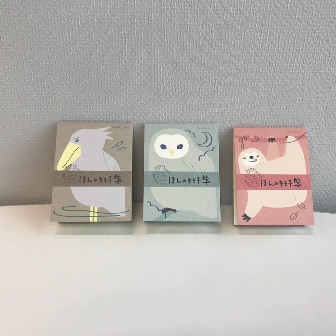 コクヨのぶんぐさんのインスタグラム写真 - (コクヨのぶんぐInstagram)「#ほんのキモチ箋﻿ ﻿ ﻿ 動物の表情を自由に描き足せるミニ一筆箋と、それがぴったり入る貼り箱。﻿ ﻿ ﻿ とは言っても、表情描くの難しくない？﻿ そんないろんなレパートリーかけないんだけど﻿ って言ったら、商品担当の企画の女の子中心に、実際に描いてくれたの！﻿ ﻿ みたらなるほど！こりゃ楽しいわって思った中の人でした笑﻿ ﻿ ﻿ 一筆箋は全部で12種類！﻿ ﻿ ヤギ🐐﻿ ペンギン🐧﻿ ネコ🐱﻿ シロクマ🐻（代打：熊）﻿ キツネ🦊﻿ コアラ🐨﻿ ムササビ鼯（代打：漢字のムササビ）﻿ シカ🦌﻿ アリクイ🐜﻿（代打：アリ） ナマケモノ🐒（代打：猿）﻿ フクロウ🦉﻿ ハシビロコウ🦢（代打：白鳥）﻿ ﻿ シロクマ、ムササビ、ナマケモノ、アリクイ、ハシビロコウは絵文字がなかったから別の動物で代打を立てた笑﻿ ﻿ みなさんどの柄推しですか？﻿ コメント欄で絵文字合戦しよ〜！﻿ ﻿ 中の人は鼯(笑)無防備なおなかがたまらん﻿ もうひとりの中の人にきいたらナマケモノだって！たしかにこの子もかわいい🐒﻿ ﻿ ﻿ ﻿ ミニ一筆箋を6冊収納できる貼り箱もみてね！﻿ 実物手に取ったらけっこうかわいかった！とくに側面にさりげなく柄が入ってるのすごい好き﻿ ﻿ ものがぴったりおさまる紙の箱って、上質だよね。﻿ なんでも入るよ、っていういれものも便利でもちろんよく使うけど、﻿ このために存在するっていう感じが、﻿ なんというか、贅沢🤤笑﻿ ﻿ ﻿ ﻿ そして、そういえば来週はバレンタイン～～！（遠い目）﻿ バレンタインの義理チョコ？にちょっと添えるのにもいいかも。笑﻿ （自分で言って苦しんでいる中の人。笑）﻿ ﻿ ﻿ ﻿ ---﻿ ﻿ ミニ一筆箋＜ほんのキモチ箋＞﻿ ﻿ 柄：ヤギ、ペンギン、ネコ、シロクマ、キツネ、コアラ、ムササビ、シカ、アリクイ、ナマケモノ、フクロウ、ハシビロコウ﻿ 価格：300円﻿ 中紙枚数：30枚　﻿ 外寸法(mm)：W62 H82﻿ ﻿ ﻿ 貼り箱＜ほんのキモチ箋＞﻿ ﻿ 柄：動物柄1、動物柄2﻿ 価格：650円﻿ 内寸法(mm)：W97 D68 H30﻿ 外寸法(mm)：W103 D76 H32﻿ ﻿ ﻿ ﻿ #文具 #文房具 #文具好き #文房具好き #文房具沼 #文房具マニア #文具女子 #文房具女子 #文房具好きな人と繋がりたい #ステーショナリー #stationeryaddict #stationerylove #japanesestationery #レトロ  #文具好きと繋がりたい #文具マニア  #可愛い #プチギフト  #animal #手紙 #お手紙  #一筆箋 #紙好き #紙もの #紙モノ #紙沼 #バレンタイン #バレンタインラッピング #バレンタインメッセージ」2月7日 19時14分 - kokuyo_st