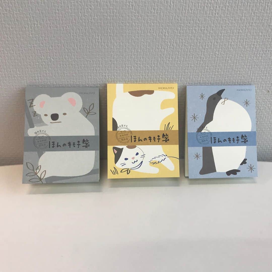 コクヨのぶんぐさんのインスタグラム写真 - (コクヨのぶんぐInstagram)「#ほんのキモチ箋﻿ ﻿ ﻿ 動物の表情を自由に描き足せるミニ一筆箋と、それがぴったり入る貼り箱。﻿ ﻿ ﻿ とは言っても、表情描くの難しくない？﻿ そんないろんなレパートリーかけないんだけど﻿ って言ったら、商品担当の企画の女の子中心に、実際に描いてくれたの！﻿ ﻿ みたらなるほど！こりゃ楽しいわって思った中の人でした笑﻿ ﻿ ﻿ 一筆箋は全部で12種類！﻿ ﻿ ヤギ🐐﻿ ペンギン🐧﻿ ネコ🐱﻿ シロクマ🐻（代打：熊）﻿ キツネ🦊﻿ コアラ🐨﻿ ムササビ鼯（代打：漢字のムササビ）﻿ シカ🦌﻿ アリクイ🐜﻿（代打：アリ） ナマケモノ🐒（代打：猿）﻿ フクロウ🦉﻿ ハシビロコウ🦢（代打：白鳥）﻿ ﻿ シロクマ、ムササビ、ナマケモノ、アリクイ、ハシビロコウは絵文字がなかったから別の動物で代打を立てた笑﻿ ﻿ みなさんどの柄推しですか？﻿ コメント欄で絵文字合戦しよ〜！﻿ ﻿ 中の人は鼯(笑)無防備なおなかがたまらん﻿ もうひとりの中の人にきいたらナマケモノだって！たしかにこの子もかわいい🐒﻿ ﻿ ﻿ ﻿ ミニ一筆箋を6冊収納できる貼り箱もみてね！﻿ 実物手に取ったらけっこうかわいかった！とくに側面にさりげなく柄が入ってるのすごい好き﻿ ﻿ ものがぴったりおさまる紙の箱って、上質だよね。﻿ なんでも入るよ、っていういれものも便利でもちろんよく使うけど、﻿ このために存在するっていう感じが、﻿ なんというか、贅沢🤤笑﻿ ﻿ ﻿ ﻿ そして、そういえば来週はバレンタイン～～！（遠い目）﻿ バレンタインの義理チョコ？にちょっと添えるのにもいいかも。笑﻿ （自分で言って苦しんでいる中の人。笑）﻿ ﻿ ﻿ ﻿ ---﻿ ﻿ ミニ一筆箋＜ほんのキモチ箋＞﻿ ﻿ 柄：ヤギ、ペンギン、ネコ、シロクマ、キツネ、コアラ、ムササビ、シカ、アリクイ、ナマケモノ、フクロウ、ハシビロコウ﻿ 価格：300円﻿ 中紙枚数：30枚　﻿ 外寸法(mm)：W62 H82﻿ ﻿ ﻿ 貼り箱＜ほんのキモチ箋＞﻿ ﻿ 柄：動物柄1、動物柄2﻿ 価格：650円﻿ 内寸法(mm)：W97 D68 H30﻿ 外寸法(mm)：W103 D76 H32﻿ ﻿ ﻿ ﻿ #文具 #文房具 #文具好き #文房具好き #文房具沼 #文房具マニア #文具女子 #文房具女子 #文房具好きな人と繋がりたい #ステーショナリー #stationeryaddict #stationerylove #japanesestationery #レトロ  #文具好きと繋がりたい #文具マニア  #可愛い #プチギフト  #animal #手紙 #お手紙  #一筆箋 #紙好き #紙もの #紙モノ #紙沼 #バレンタイン #バレンタインラッピング #バレンタインメッセージ」2月7日 19時14分 - kokuyo_st