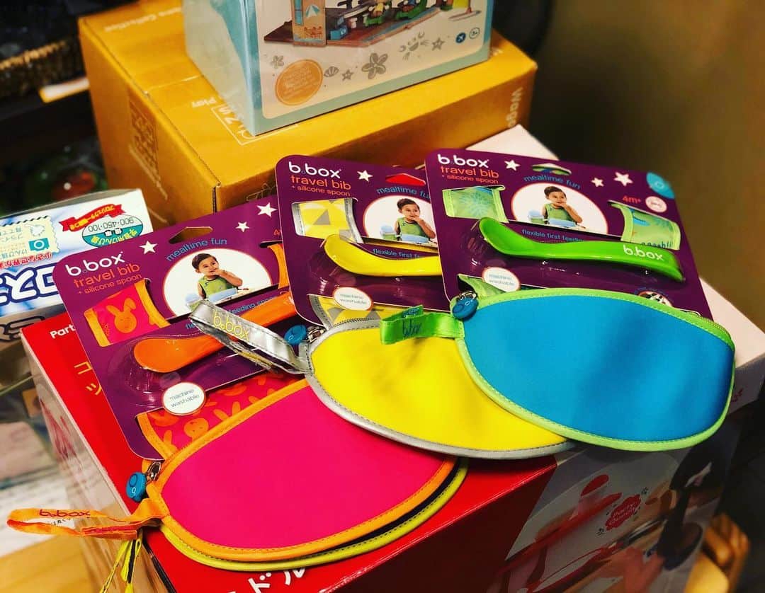 kidzoo+さんのインスタグラム写真 - (kidzoo+Instagram)「【b-box トラベルビブ(スプーン付) 】  コンパクトにまとまり、お出かけの時にも便利なポーチ型のビブ。使いやすいスプーンがセットになっています。赤ちゃんの年齢に合わせて、ネックストラップで調整ができます。ストラップがついているので、ベビーカーやバッグに付けられます。付属スプーン付き。 お洋服が汚れません：撥水加工のあるビブはお気に入りの洋服を守ってくれます。立体設計の大きなポケットは食べこぼしをしっかりキャッチ！ コンパクトにまとまる：スタイ部分をまとめてスプーンと一緒にポケットに入れるとポーチに変身！バックの中がスタイで汚れる心配がありません。 洗濯機OK：今まで手洗いをしないといけなかったトラベルビブが洗濯機洗いが可能になりました！簡単に洗えるので、いつも衛生的。忙しいママも助かります。 ----------------------------------- 商品の詳細はプロフィールのURLからご覧いただけます！ ☛ @kidzooplus  #知育玩具 #新商品 #英会話 #kids #kidzooplus #名古屋市名東区 #子育てママ #ピーボックス #スプーンつき #よだれかけ #トラベルビブ #プレゼント #誕生日プレゼント #誕生日 #贈り物 #ベビー用品 #赤ちゃん  #子育てママ #赤ちゃんの食事が大変」2月7日 19時11分 - kidzooplus
