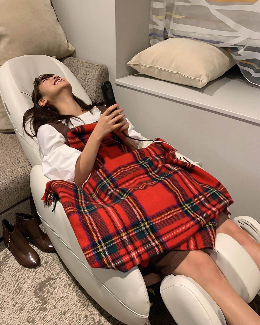のインスタグラム：「控室にマッサージ機が！✨﻿ 大喜びで座ったもののずり落ちる岡副さん、です笑﻿ ﻿ #岡副麻希 (@maki_okazoe_official )﻿ #マッサージ機 ﻿ #ずり落ちる ﻿ #セントフォース ﻿ #centforce」