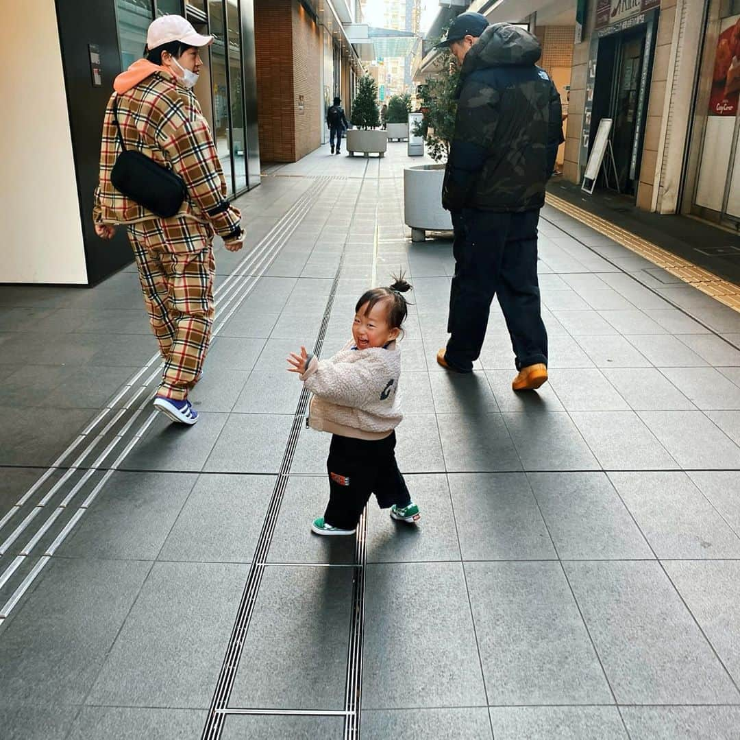 尾形貴弘さんのインスタグラム写真 - (尾形貴弘Instagram)「ランチ食べに行ってきたよ！ さくちゃんがグズグズした時の為に ポケモンを帽子につけました！  #柴犬大好き #柴犬マニア  #愛犬  #赤柴 #しばけん  #しばちゃん  #しばいぬ大好き  #shibainu  #shiba_snap  #犬ばか部  #いぬばか部 #ミク #三九 #39 #パンサー尾形 #赤ちゃん #赤ちゃんのいる暮らし #赤ちゃんと犬 #1歳11ヶ月 #ミクサクタカヒロ #サンキュー #ママリ #ベビフル」2月7日 19時19分 - miku3_miku_9