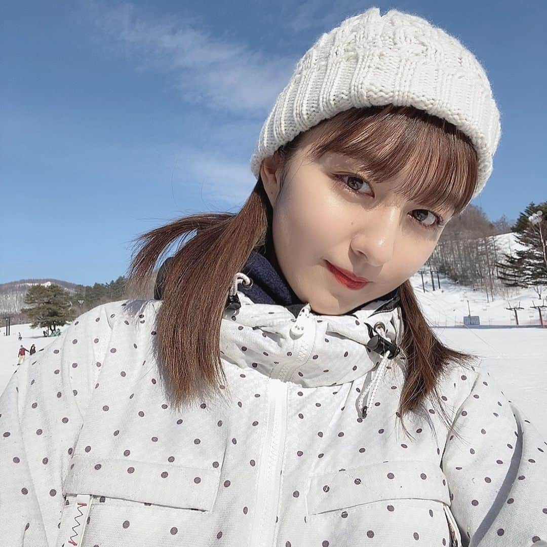 市野莉子さんのインスタグラム写真 - (市野莉子Instagram)「人生初のスノボ🏂 ずっとしてみたかったの〜 やっとできた✌︎ 上手い下手は置いておいて…笑 楽しすぎたー☃️ YouTubeでその様子アップしたので 見て笑ってください😹 動画の中にもあるけど 今回はウェアお借りしました〜♡ りかとお揃い合って嬉しかった🌟 . #りかりこ#rikariko #スノボ#スノボー女子 #初スノボ#スノボウェア #草津温泉スキー場 #YouTube」2月7日 19時22分 - riko_ichino