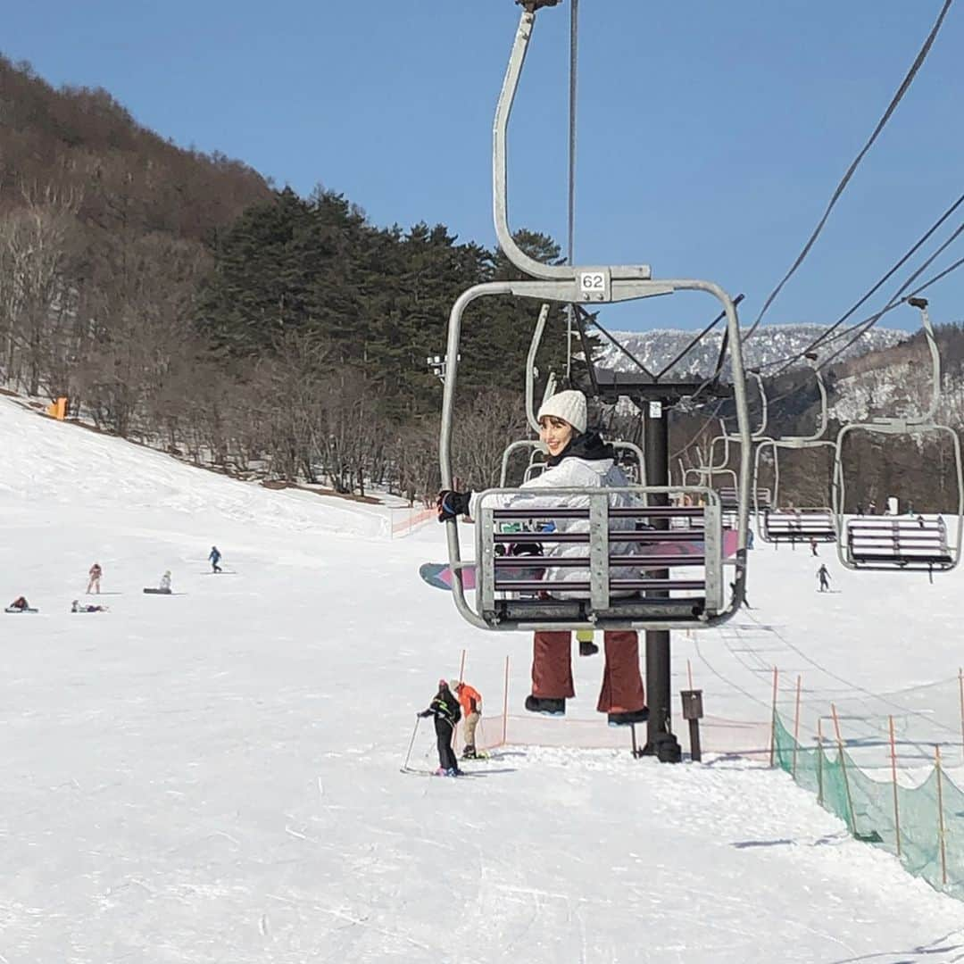 市野莉子さんのインスタグラム写真 - (市野莉子Instagram)「人生初のスノボ🏂 ずっとしてみたかったの〜 やっとできた✌︎ 上手い下手は置いておいて…笑 楽しすぎたー☃️ YouTubeでその様子アップしたので 見て笑ってください😹 動画の中にもあるけど 今回はウェアお借りしました〜♡ りかとお揃い合って嬉しかった🌟 . #りかりこ#rikariko #スノボ#スノボー女子 #初スノボ#スノボウェア #草津温泉スキー場 #YouTube」2月7日 19時22分 - riko_ichino