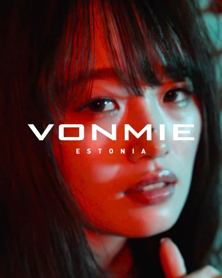 ミッチーのインスタグラム：「2 CMソングを歌わせていただいているVONMIE @vonmie_official のCMがリューアルしていたよ！﻿ 何より嬉しいのが、このCM内で流れる【1 PIECE】という楽曲は﻿ 今までの歌の中で、ライブに来てくれるみんなと1番盛り上がる曲になってるんだ。﻿ それがこうして素敵な映像と共に流れてくるのは﻿ 大変アガりまっす。笑﻿ youtubeも見てみてね。﻿ ﻿ ﻿ ちなみに﻿ 俺も使わせていただいてるんですが、個人的には浮腫みが取れてダルかったのが楽になる感覚があり、﻿ その後に運動入れていくとよりいいみたいだから最近はそうしてます。﻿ ﻿ ﻿ _﻿ ﻿ "脚をのせるだけ"の簡単フィットネス！！﻿ 「VONMIE EMS STYLEMAT」﻿ ﻿ ↓お客様からの口コミもたくさんご紹介している、ボミー公式InstagramやTwitterでは＜いいねやRTでプレゼントキャンペーン＞も実施中！↓﻿ ﻿ ・Instagram﻿ https://www.instagram.com/vonmie_official/?hl=ja﻿ ﻿ ・Twitter﻿ https://twitter.com/vonmie_ems﻿ ﻿ ▼商品情報はコチラ﻿ https://stripe-channel.jp/vomie/emsstylemat/?MAT_ggl(videoinstream_cm2.summarytxt)_new_202002_﻿ ﻿ きれいなほっそり脚を手に入れるには、毎日の積み重ねが大切。﻿ ﻿ 脚はむくみやコリを次の日に持ち越すと、リンパの流れが滞り太りやすくなってしまうんです。﻿ ﻿ ボミーなら"脚をのせるだけ”で低周波刺激で筋肉を収縮運動させ、脚やせをサポート✨ ﻿ ﻿ 料理や洗い物をしている時間も有効活用して賢くほぐし、毎日のルーティーンをアップデート🙌﻿ ﻿ 軽くてコンパクトなので、場所も取らず、ジェルも不要なのでマッサージ感覚で気軽に使える✨　﻿ ﻿ 水振きできるので、一家に１台あれば家族みんなでも使えます✨﻿ ﻿ 「思ったよりもパワーがすごくて本当に驚く、、‼️😳」という口コミが多数🙌﻿ ﻿ こんなに高機能で低価格なEMS美容機器はボミーだけ‼﻿ 「VONMIE EMS STYLEMAT」」