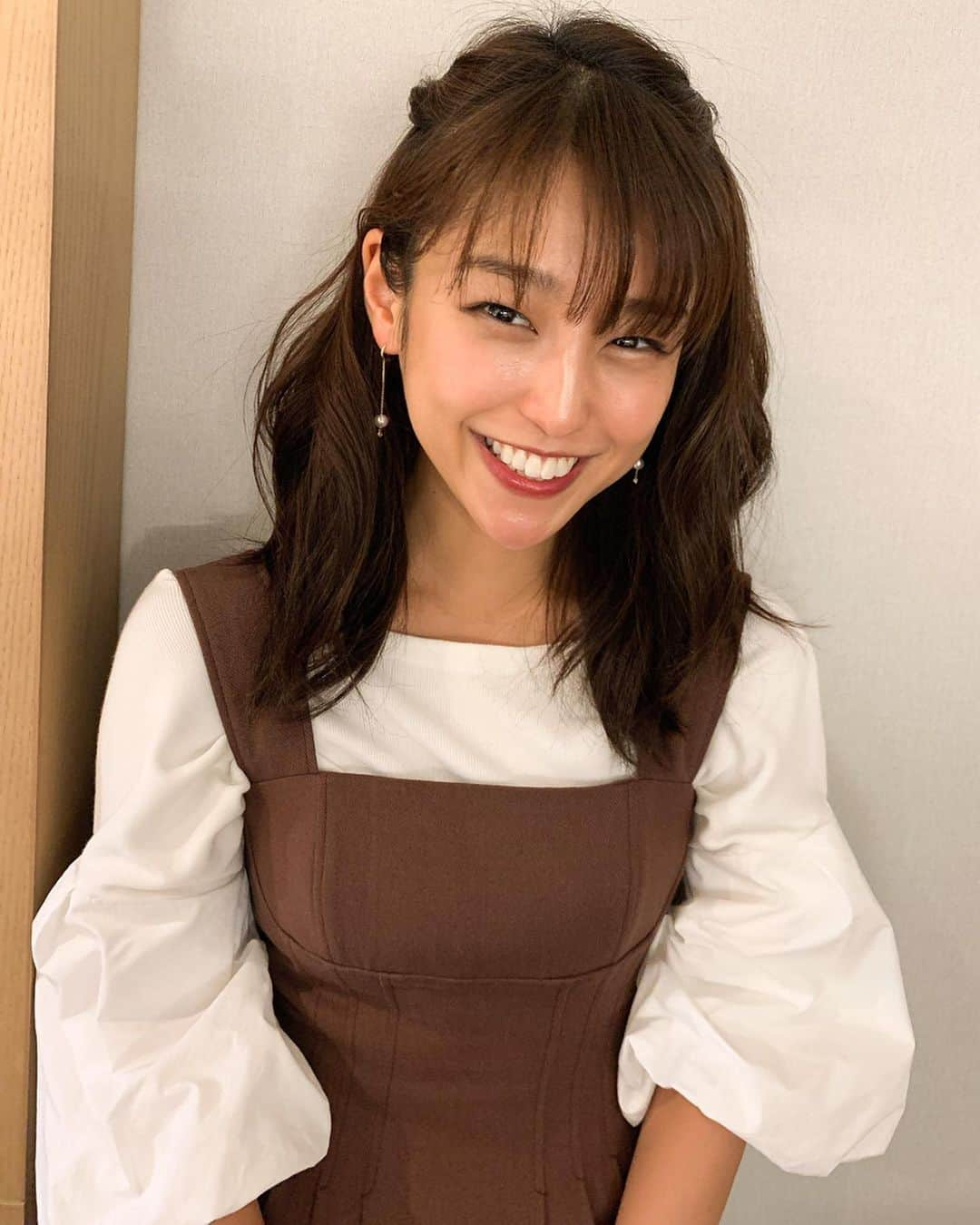 岡副麻希さんのインスタグラム写真 - (岡副麻希Instagram)「🍓﻿ こんばんは！ 平日一週間お疲れさまでした🤤﻿#にまにま ﻿ 今夜も26時半からは﻿ 【#岡副麻希のほくほくたいむ】﻿ #文化放送#radiko﻿ 日中冷えたぶん、ゆるーくほくほく﻿ お付き合いください🍓🥰﻿ ﻿ ﻿ 衣装テーマは#アルプスの少女ハイジ ﻿ のようになりました🐮🌳💚﻿ 髪の毛のびたくんだなあ〜〜〜っ  pierce#starjewelry  tops、one-piece#lagunamoon」2月7日 19時25分 - maki_okazoe_official