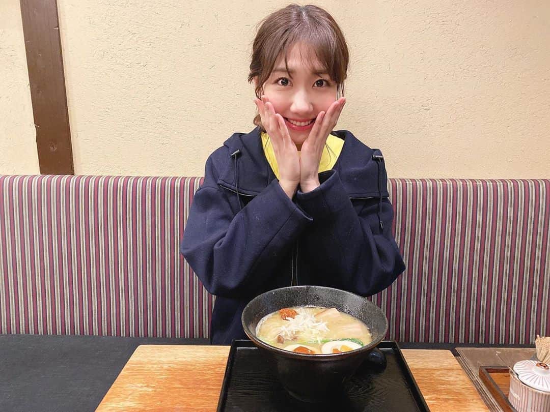 柏木由紀さんのインスタグラム写真 - (柏木由紀Instagram)「. . 年に4回くらいのラーメン🍜 (ダイエットではなくラーメン屋さんって多すぎて 選ぶのに迷いすぎる結果の4回。) 久しぶりに食べるとあまりの美味しさに驚き、 物凄い勢いでたいらげるのであった。 幸せ...🍥 .」2月7日 19時28分 - yukikashiwagi_official