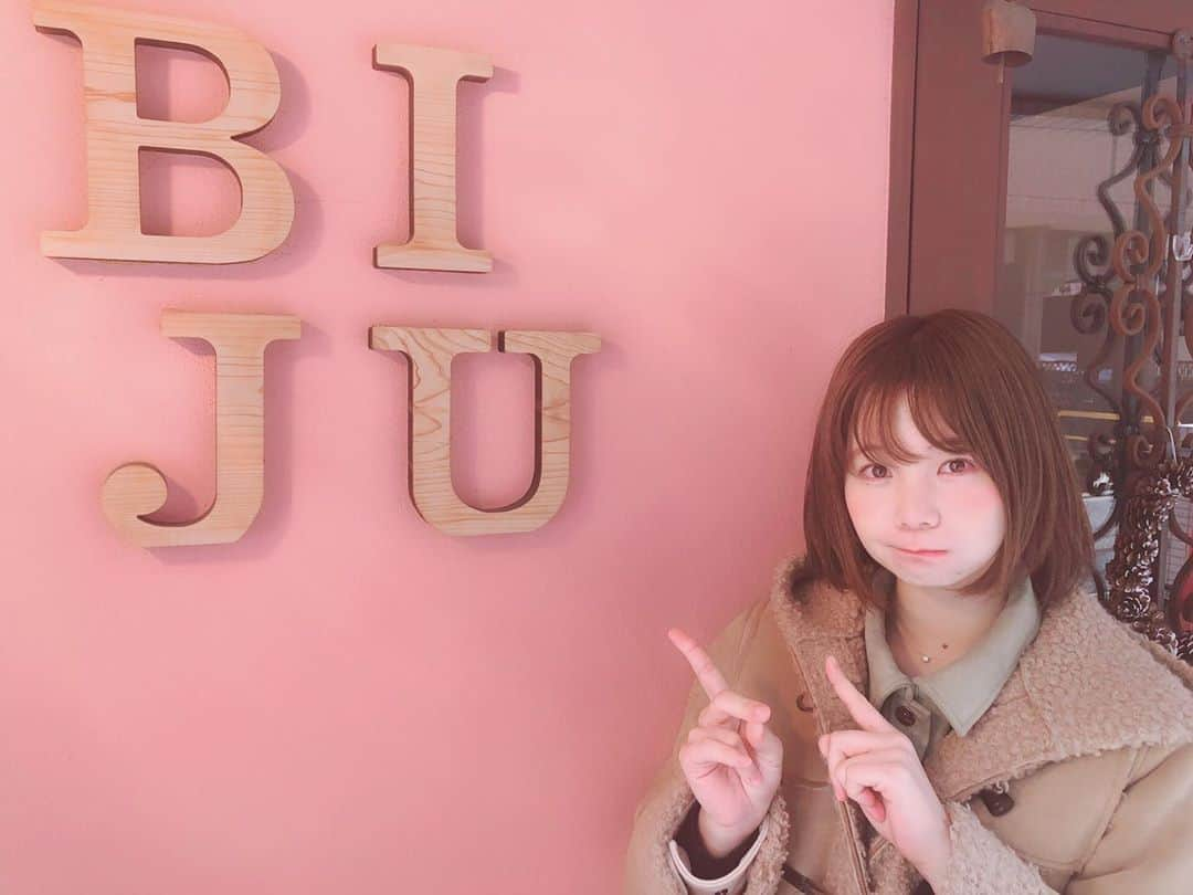 真奈さんのインスタグラム写真 - (真奈Instagram)「今日はお仕事の前に @biju_tokyo さんでオーダーメイドスリミングを してもらいました☺️ . 浮腫が気になるのでラジオと キャビテーションを同時に あててもらって (普通は別々でしかできないんだよ)🥰 マッサージでしっかり 流してもらいました！ . 身体が軽い〜☺️ ありがとうございます🥰 . オーダーメイドスリミング 初回は¥12.800になるので 是非いってみてね☺️ . #ラジオ派 #キャビテーション #痩身エステ」2月7日 19時38分 - manatmnt0116