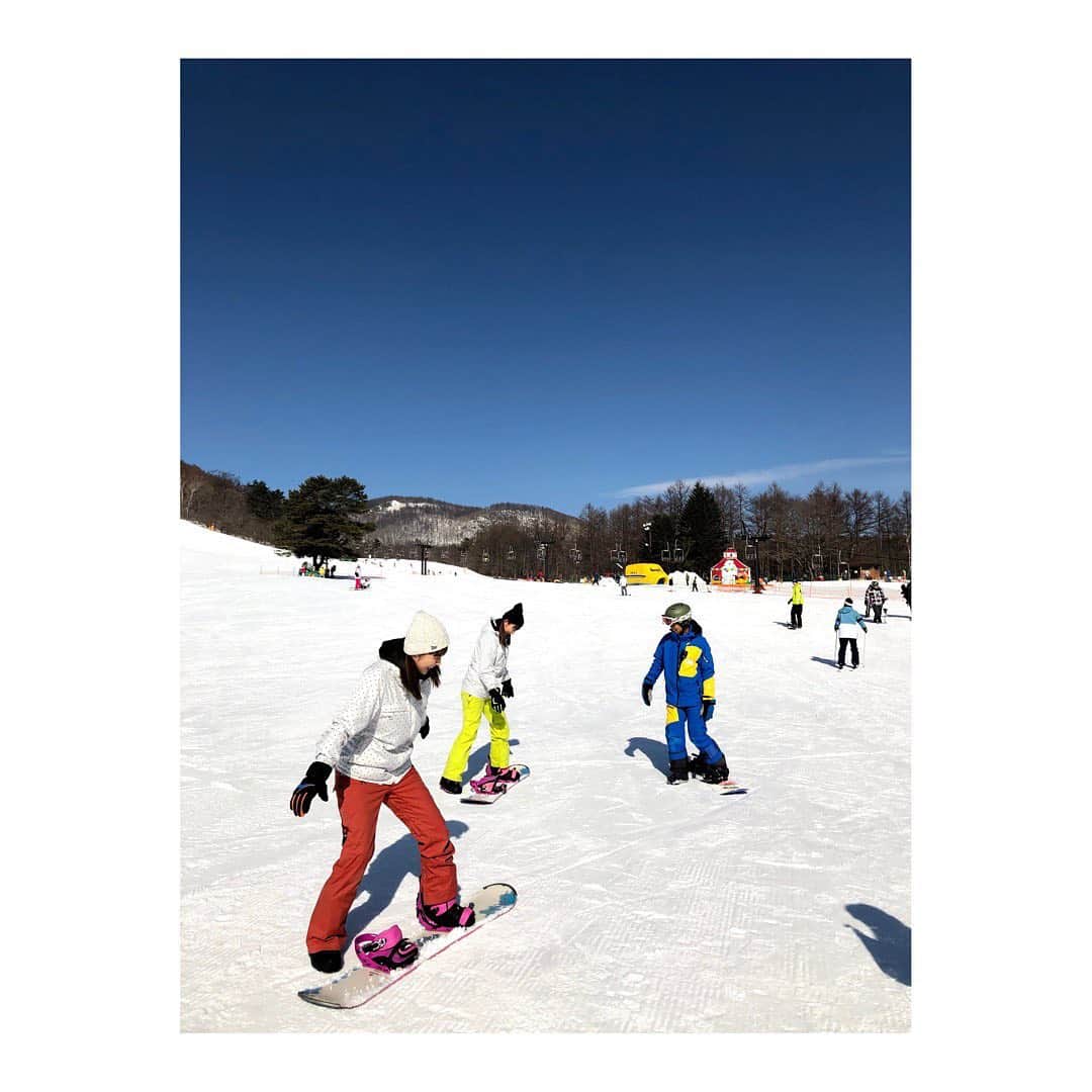 りかりこさんのインスタグラム写真 - (りかりこInstagram)「. 初のスノボーへ🏂 YouTubeへ動画載せたので ぜひ見てください〜 ホテルでの卓球も めちゃくちゃ下手なんです。笑 そんな私たちを見て ぜひ大笑いしてください😂 #りかりこ #草津温泉スキー場  #スノボー #スノーボード」2月7日 19時40分 - rikariko_official