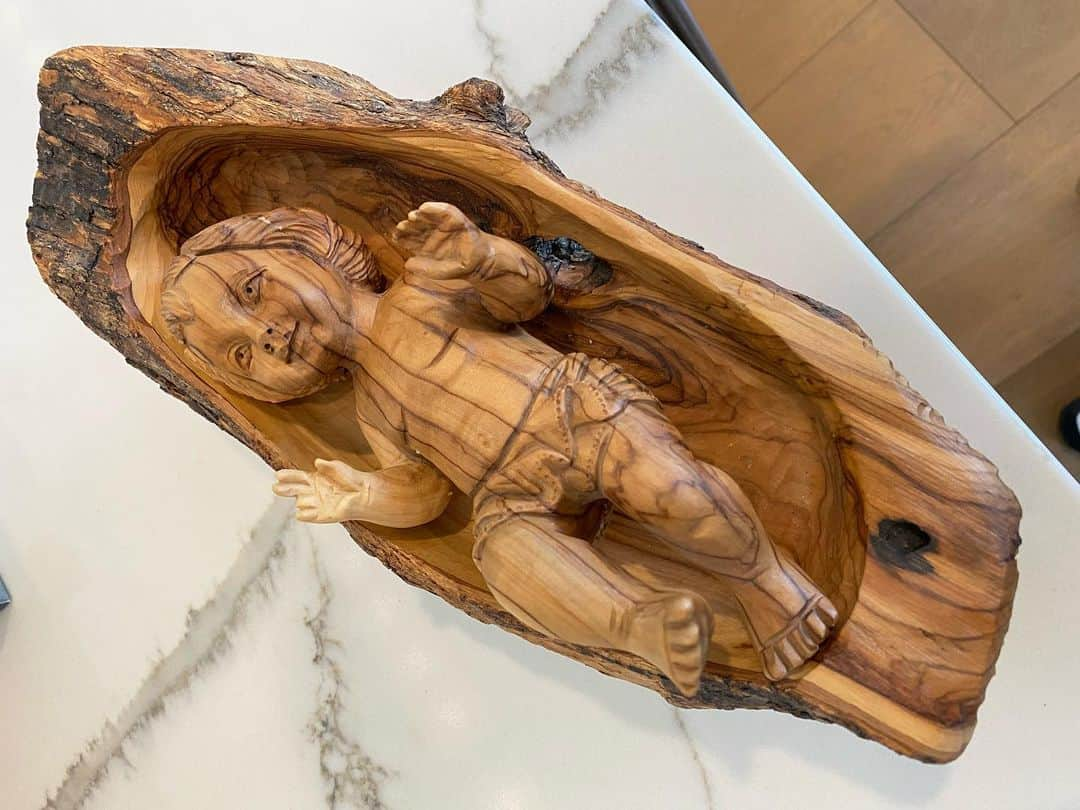 ロブ・ディアデックさんのインスタグラム写真 - (ロブ・ディアデックInstagram)「Took a trip to Israel a few years back and picked myself up a very authentic wood carving of baby Jesus, not far from where he was born. @patdyr will be happy to see that it’s now Nala’s favorite friend to have lunch with. 🙏🏼✝️」2月8日 5時08分 - robdyrdek