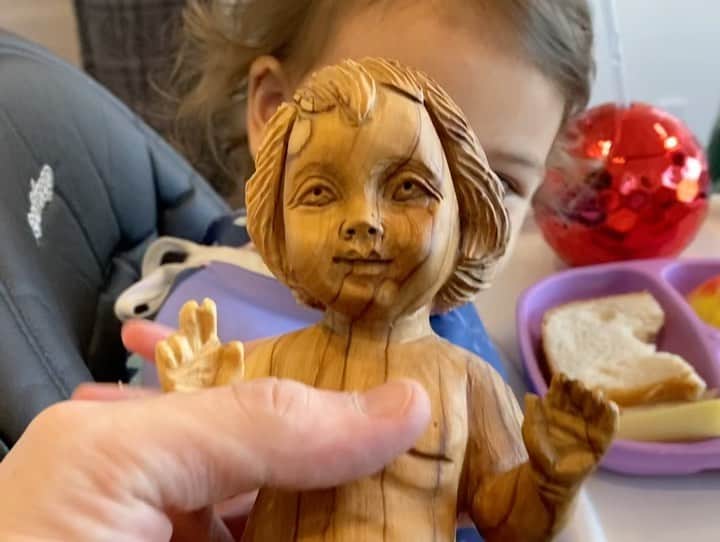 のインスタグラム：「Took a trip to Israel a few years back and picked myself up a very authentic wood carving of baby Jesus, not far from where he was born. @patdyr will be happy to see that it’s now Nala’s favorite friend to have lunch with. 🙏🏼✝️」