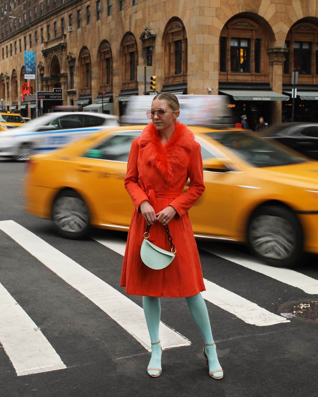 ブレア・イーディーさんのインスタグラム写真 - (ブレア・イーディーInstagram)「<caution // the blur of fashion month is upon us and I am here for all the street style lewks! Ready to take the streets of #nyfw thanks to this colorful @olivela head to toe look> #ad」2月8日 5時03分 - blaireadiebee