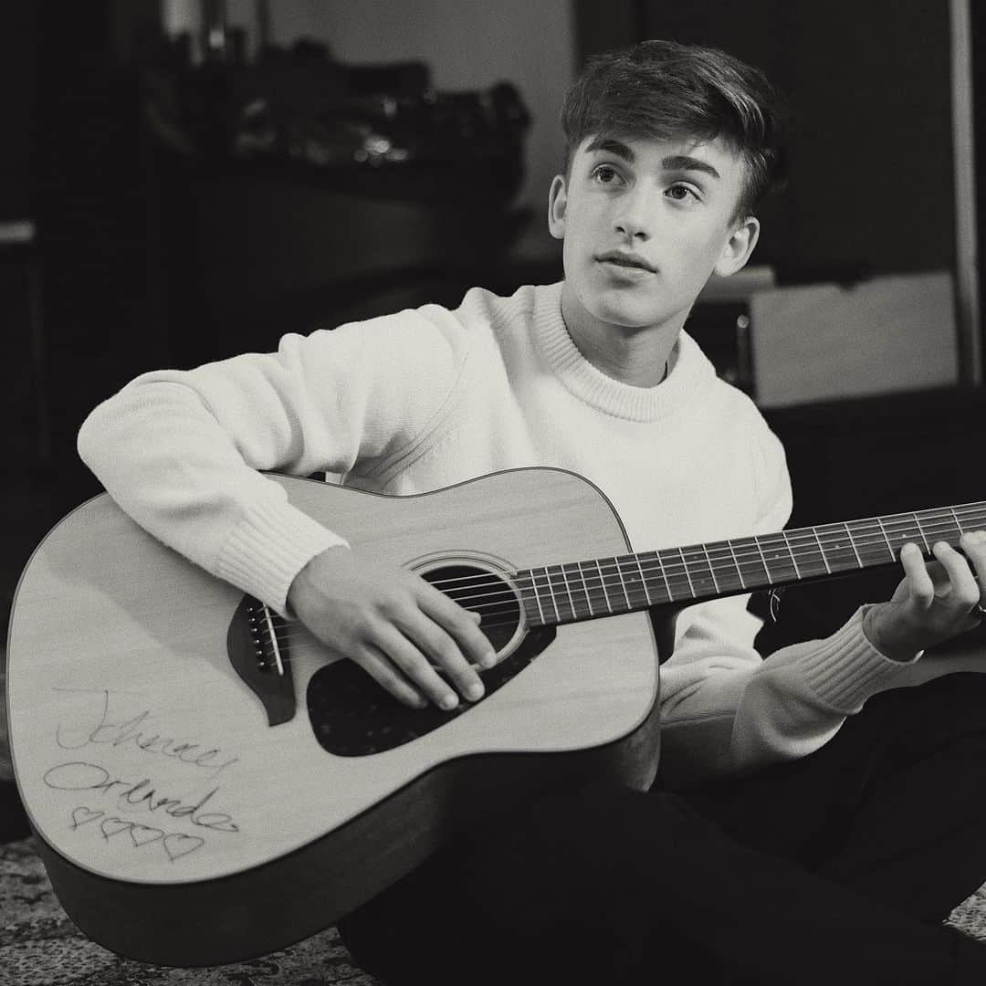 ジョニー・オーランドのインスタグラム：「sooo who’s ready for new music? :)」