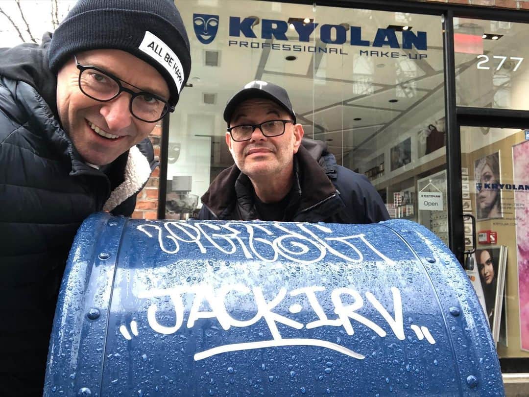 ヒュー・ジャックマンのインスタグラム：「Of all the mailboxes in all of NYC, we stumble on this one on your last day! Thank you, Irvo, for 11 awesome years. Safe travel home. #melbourne #australia #grateful #swirv」