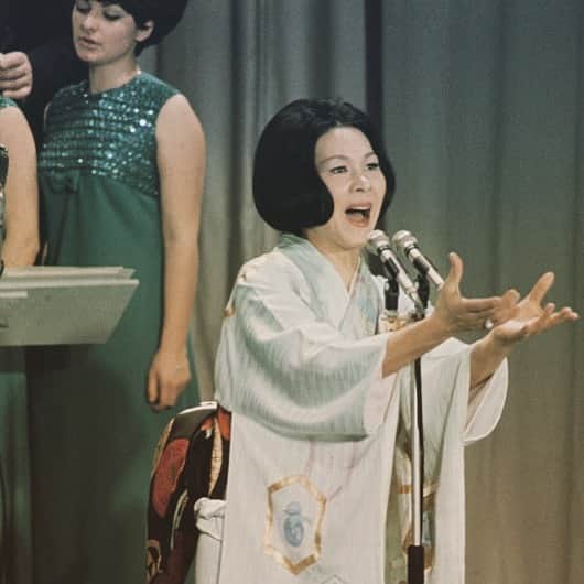 のインスタグラム：「Un cantante giapponese ha mai partecipato al Festival di Sanremo? 🤗... in tanti se lo stanno chiedendo, lo so 😀 Ecco la risposta: si era una ragazza e si chiamava Yōko Kishi Dopo aver vinto diversi premi ed essere stata nominata nel 1966, miglior cantante giapponese, nel 1968 partecipò al Festival di Sanremo con il brano Stanotte sentirai una canzone, quella volta non vinse, però nel 1975 vinse il Festival di Tokyo con un brano intitolato Kolgokoro🎼🎤🌷🌹🌺🇯🇵 #canzoni #musica #festivaldisanremo #sanremo2020 # Sanremo1968 #cantanti #lirica」