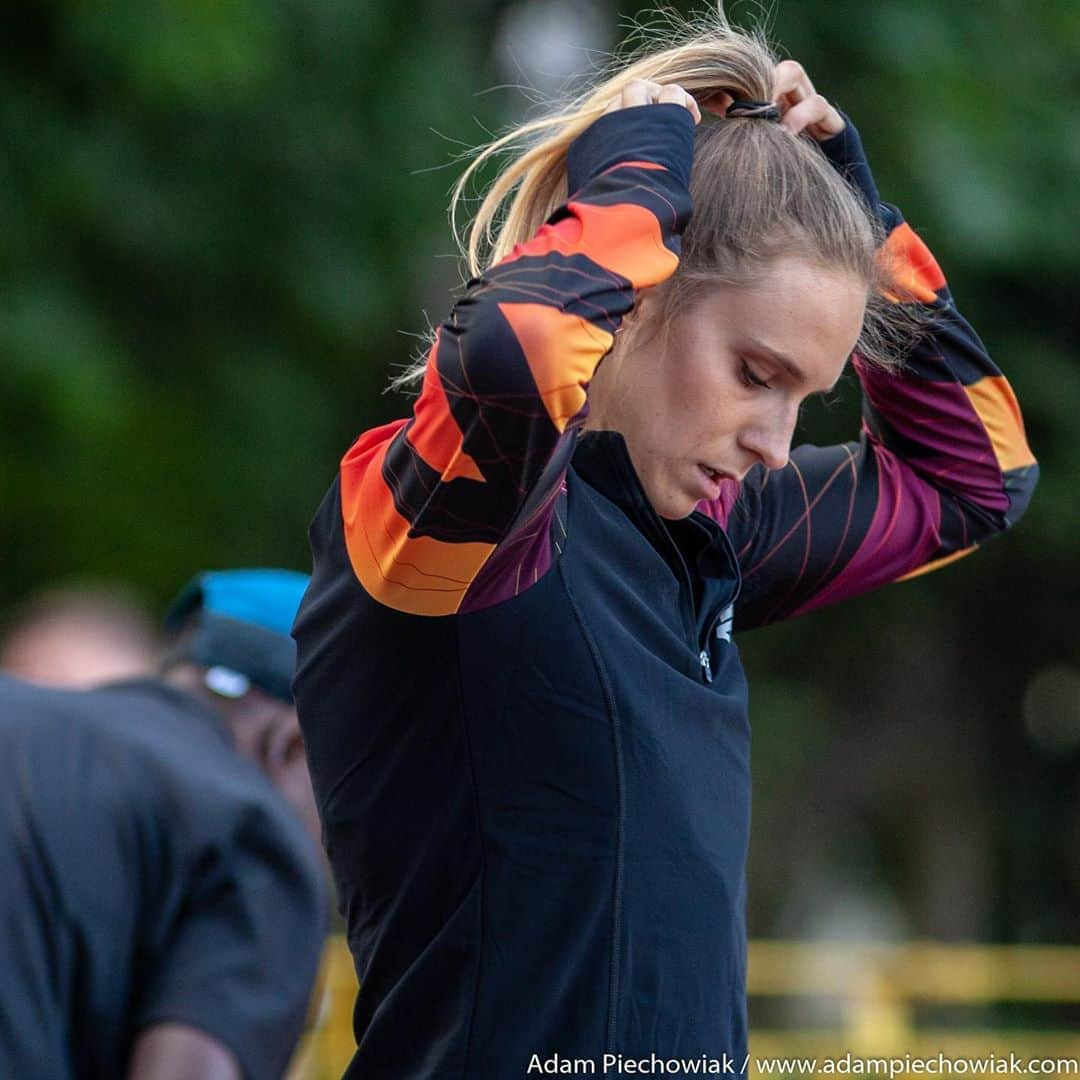 Kamila CIBAのインスタグラム：「To już jutro! Długo wyczekiwany Miting Lekkoatletyczny z cyklu World Athletics Indoor Tour - @copernicuscup_pl Toruń 2020 💣 Mój bieg eliminacyjny na 60M zostanie rozegrany o 18.55 🕰  Ewentualny bieg finałowy zaplanowany na godzinę 20.30 ⏰ Dostępna transmisja tv na TVP SPORT 👌🏻 od godziny 18.30 🥰 Trzymajcie mocno kciuki ✊🏻zrobię wszystko co w mojej mocy 👊🏻😇 #copernicuscup #orlen #worldathletics #indoortour #2020 #toruń #adrunaline #adrunalinetean #athletics #crossedfingers」