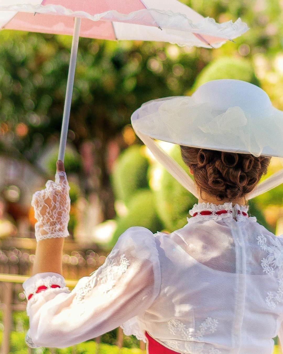 Walt Disney Worldのインスタグラム：「Have a practically perfect weekend! 🌂🐧☀ #MagicKingdom #WaltDisneyWorld (📷: @guide4wdw)」