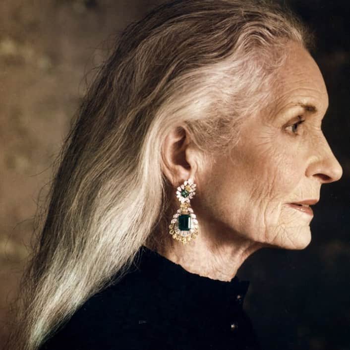 ダフネ・セルフのインスタグラム：「A favourite image from 2007 for @theeconomist  Photographer: @marymccartney  Stylist: #katerinaflonr & #sophiaflonr  Hair: #johnnysapong  Makeup: #gemmakidd  Stunning jewellery by @boucheron @tiffanyandco @chanelofficial @aspreylondon  #vangraafjewelry #jewellery  #fashion  #magazine  #diversity」