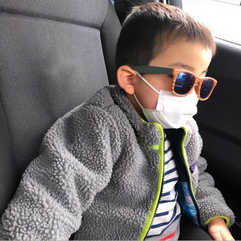 のインスタグラム：「・ 本日のたろーしん  今日は幼稚園説明会。4月から年少さん！ 速いようで、まだ？！なような不思議な感じのたろーさんは、今日もキャラが濃いめのマスクにサングラス🕶  #たろーしん」