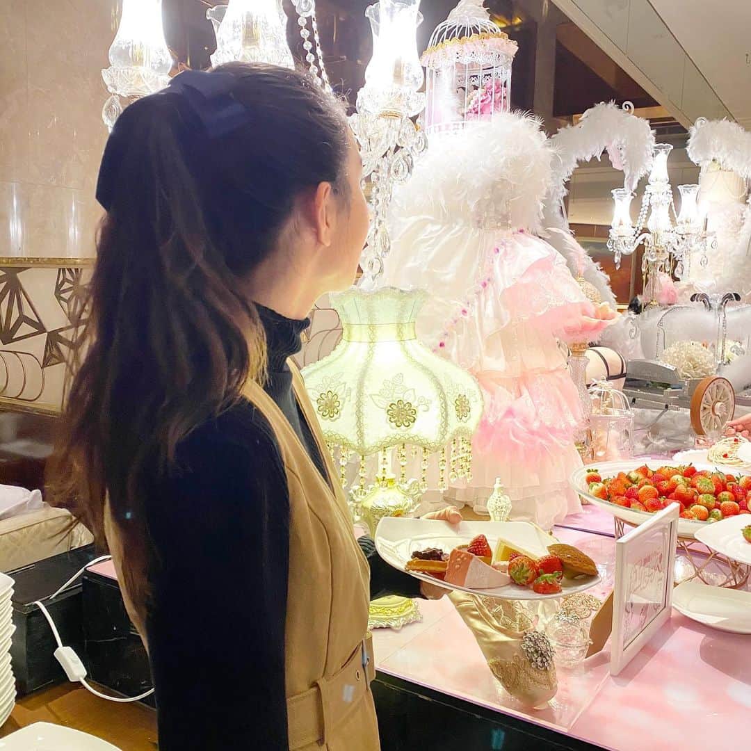 宮原華音さんのインスタグラム写真 - (宮原華音Instagram)「人生初のいちごビュッフェに 行ってきました🍓 メルヘンな世界観に圧倒されたけど 大好きな人と大好きな苺を食べて 幸せでした🥰❤️ 誘ってくれた姉さんありがとう☺️ #いちご #いちごビュッフェ #苺ビュッフェ #苺 #いちごのケーキ #メルヘン #ヒルトン東京 #ホテルビュッフェ #食べ放題 #新宿」2月7日 21時32分 - miyahara_kanon