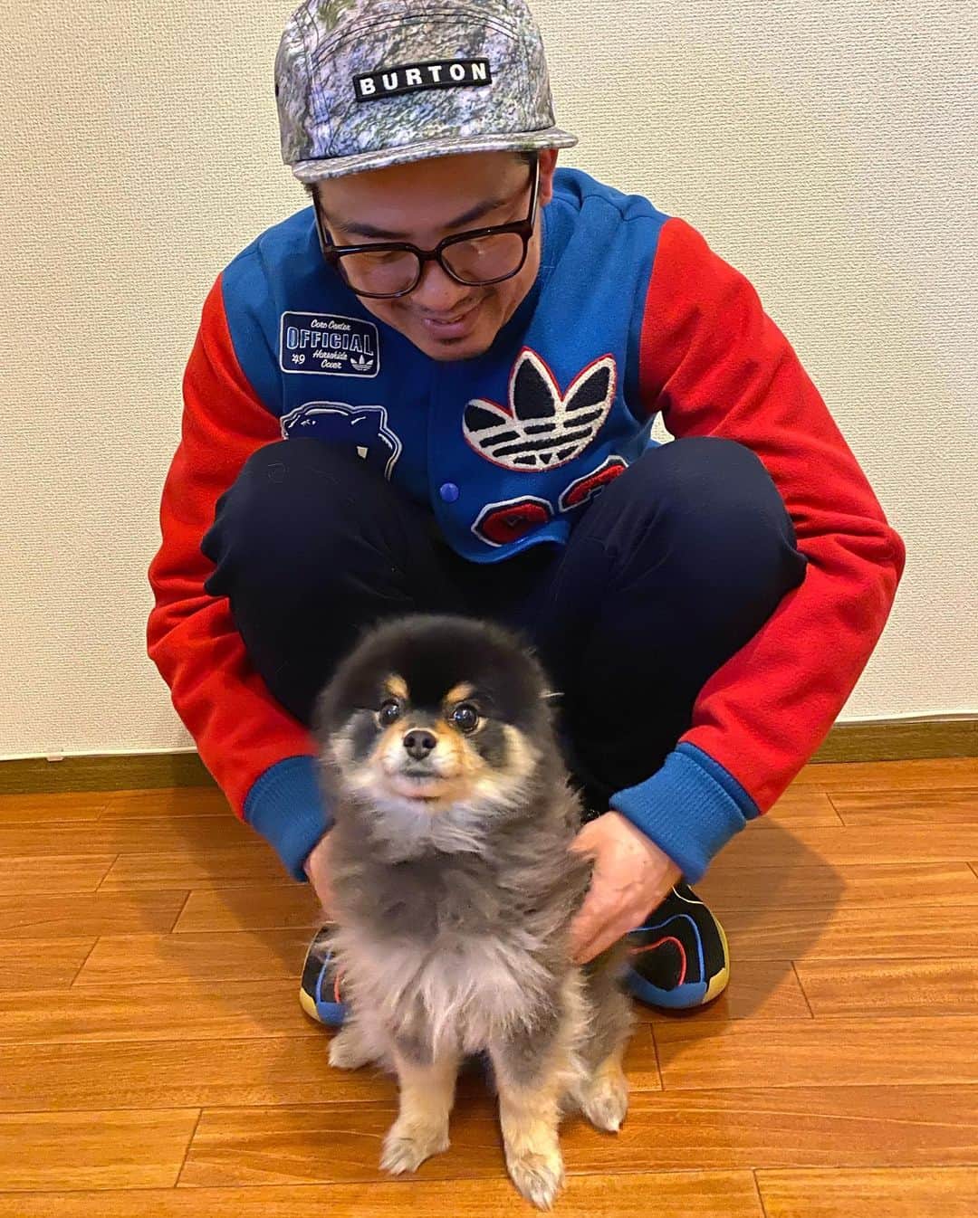 シオマリアッチさんのインスタグラム写真 - (シオマリアッチInstagram)「ライドーン！  今日はファンキーカラフルスタイル💐  スタジャンはadidas⚾️✨ 愛犬ともポーズがシンクロ🐻👍🏻 #wear #シオマリwear #fashion #ファッション #コーデ #愛犬 #dog #ペット #ポメラニアン #Pomeranian #動物 #animal #instadog #dogstagram #ふわもこ部 #いぬすたぐらむ #仲良しショット #adidas #カラフル #ネオンイエロー #burton」2月7日 21時32分 - shiomariacchi