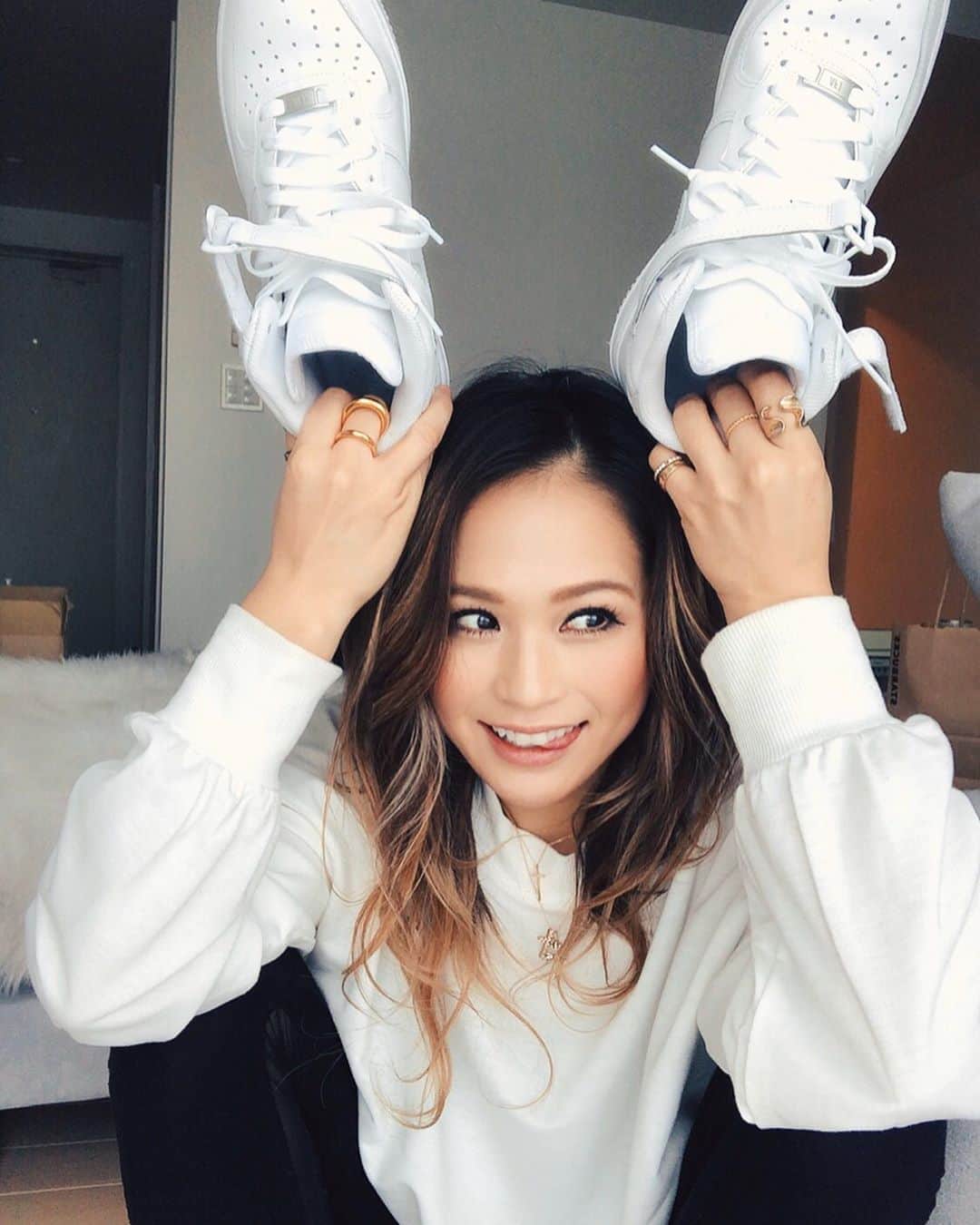 のインスタグラム：「ぴょんぴょぴょんピョーン🐰🐰🐰この年齢にしてまさかのスニーカーデビューしたのだピョーン👟👟✨ #sneaker #kicks #myfirstsneakers #myfirstkicks #nike #nikeairforce1 #casualstyle #rabbit #ナイキ #エアフォースワン #スニーカー #真っ白スニーカー #スニーカーデビュー #耳にしてはデカいな #小学生の頃のあだ名はピョンちゃん #ぴょんぴょぴょんぴょーん #うさぎちゃん　#🐰 #👟」