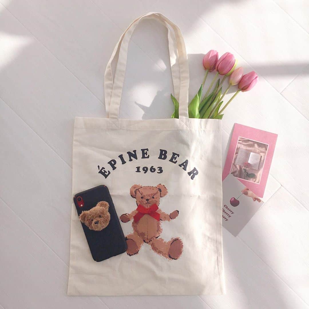 SHIHORINのインスタグラム：「❤︎﻿ ﻿ ﻿ 𝐁𝐄𝐀𝐑🧸🌷﻿ ﻿ ﻿ #epine#epinebear#tulips#tulip#teddybear#littlerooms#postcard#エピヌ#エピヌベアー#テディベア#トートバッグ#韓国雑貨#造花#チューリップ#花のある暮らし#置き画くら部#ポストカード」