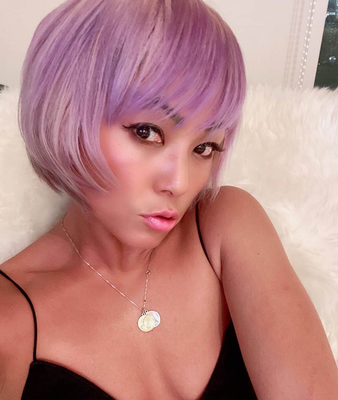 Nazukiのインスタグラム：「)𝓢𝓱𝓸𝓻𝓽 𝓗𝓪𝓲𝓻 𝓑𝓸𝓫  2年ぶりにまたショートにしたー✌️✌️✌️ 伸ばしていたから切るの悩んだけどやっぱり短いのは落ち着く 👍✨ そして髪切ってイメチェンすると気分も変わるね😭 なんかRe Startな感じ🔀☪️ .  #hairstyle #shortbob #shortbobhaircut  #shorthairstyle #purplehair  #newstyle #newstart #ショートボブ #ヘアースタイル #イメチェン　#ママ　#シンママ　#ママライフ」