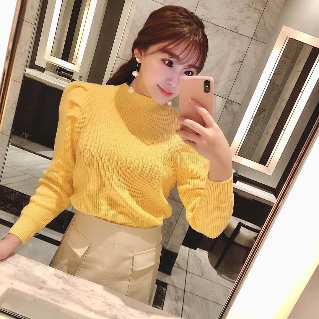 藤川沙弥のインスタグラム：「𓂃𓇢﻿ ﻿ 最近の美容事情🌿﻿ 先日、お肌診断をしてもらいたくて﻿ @menard_yoshino さんへ♥︎﻿ ﻿ 乾燥が酷く何を塗っても浸透しなくて💦﻿ 調べてもらうとキメが薄くなっていて﻿ 水路がなくなってるのと同じ状態🏜😱﻿ メナードさんは温かい施術もあって﻿ お肌の掃除とマッサージをしてくれて﻿ さいごしっかり保湿してくれる♨︎☺️﻿ 終わってからまたお肌診断したら﻿ 見事にキメが復活してた…凄すぎて唖然😨🙏🏻﻿ 1回でこんなにキメが復活する事に感動🥺﻿ 乾燥肌の人、是非体験してもらいたいです😢💕﻿ ﻿ マツエクは安定の @teenkarbel 🧚🏻‍♂️🌼 その時の睫毛の状態に合わせて﻿ 負担なく付けてくれるから安心なんです𓆸*ﾟ﻿ 私は上下付け放題でお願いしてます🙏🏻❣️﻿ ﻿ ﻿お洋服は上下 @lilas_jp 🍋 春ニットは新作で私も黄色getした🐝💛 他のカラーも可愛い🥺💕」