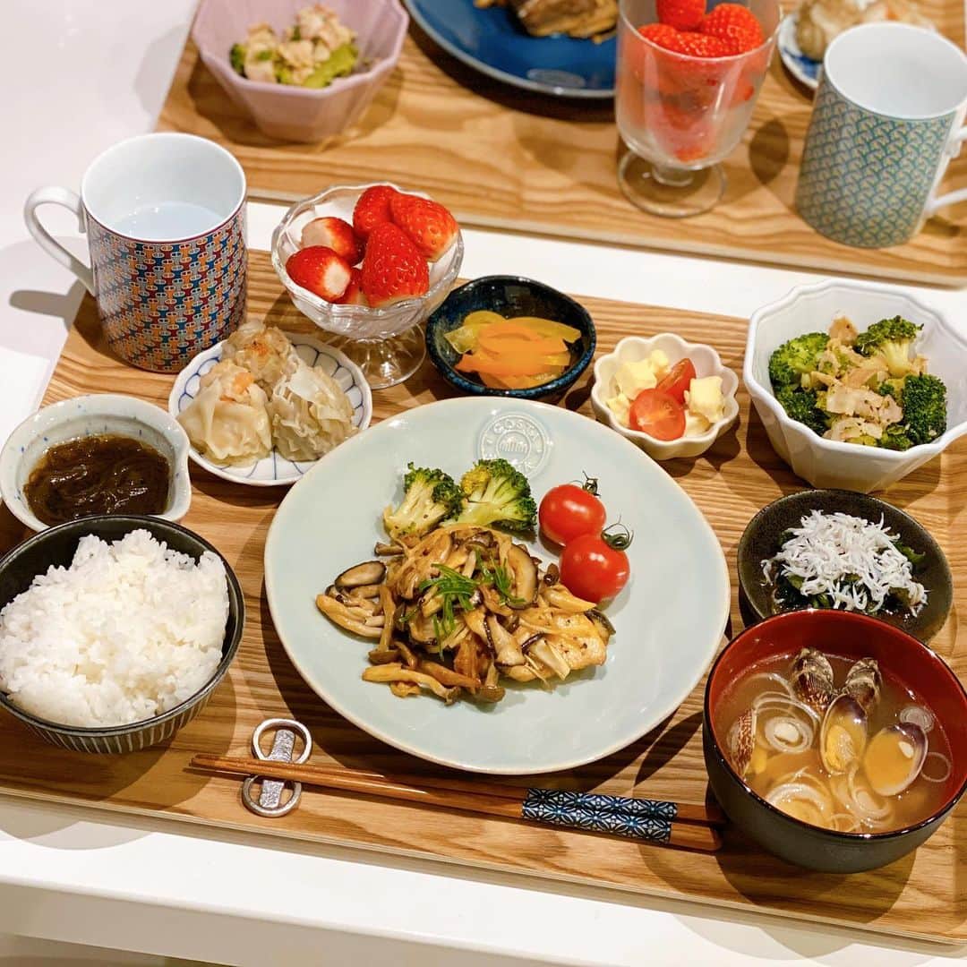 姫野れみのインスタグラム：「#石毛家の食卓 👨🏿‍🍳♡ キャンプも終わり、いよいよ開幕に向けて🔥 完全復帰したので、疲労回復できるメニューも復帰！ なんだか嬉しくてウキウキしながら作ってました😂 もっともっと旬の食材を取り入れたいなぁ、🤔 おすすめあったら教えてください♩♩  🐟#ブリと3種のきのこのポン酢ソテー 🥗#パプリカのピクルス 🥬#小松菜としらすのナムル 🌊#自家製タレの生もずく 🥦#ブロッコリーとベーコンのニンニク炒め 🍥#3種の焼売 🍅#プチカプレーゼ 🍚#白米 🦪#あさりの味噌汁 🍓#久能のいちご  #アスリートフードマイスター #料理 #和食 #夕食 #アスリート飯 #夕飯 #夜ご飯 #晩ごはん #夜ご飯 #夕ごはん #夜ごはん #和食ごはん #手作り料理 #手作りごはん #おうちごはん #レシピ #dinner #food #cooking」
